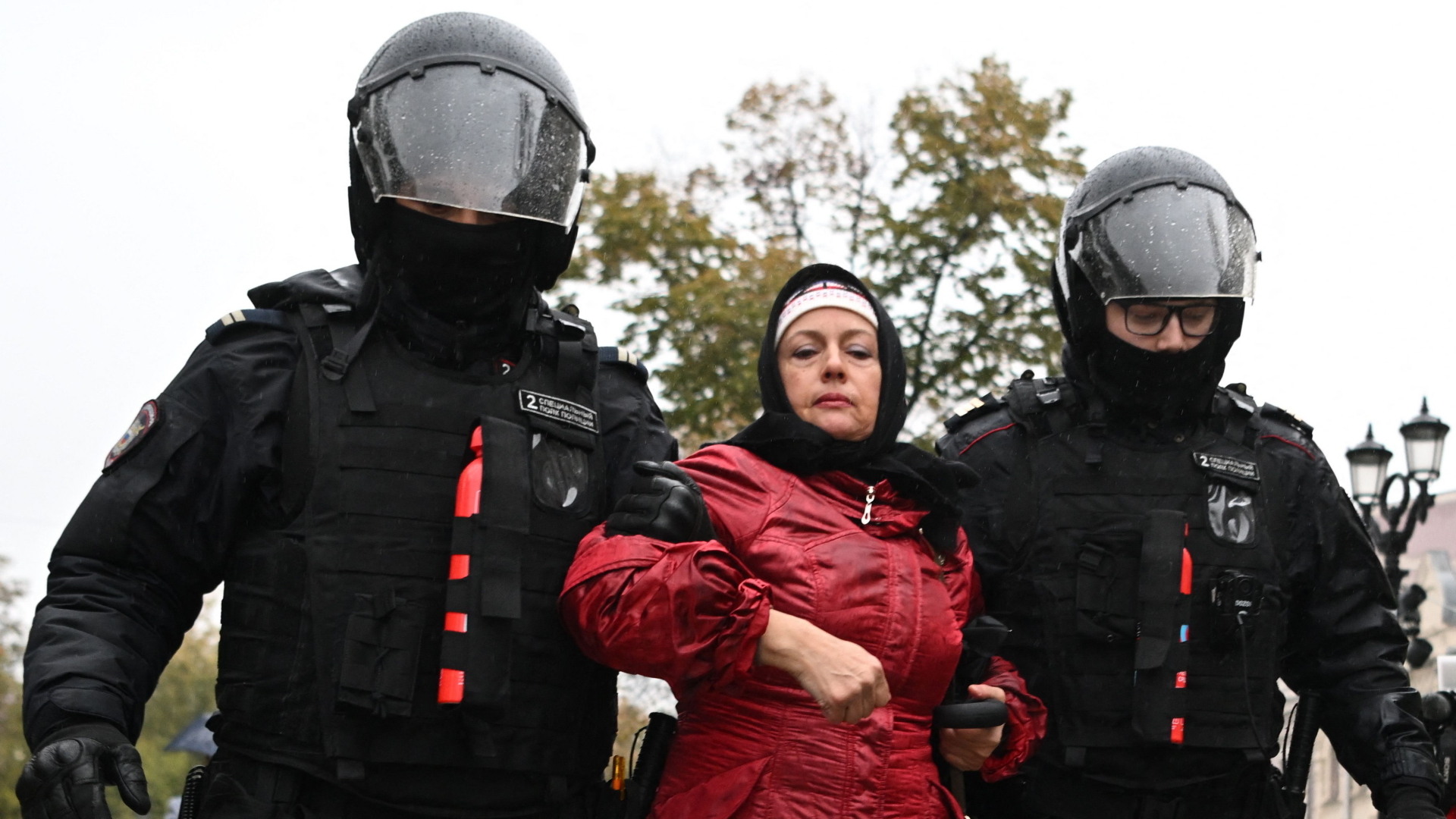 Festnahme einer Demonstrantin gegen die Teilmobilmachung; Moskau, 24. September 2022 | AFP