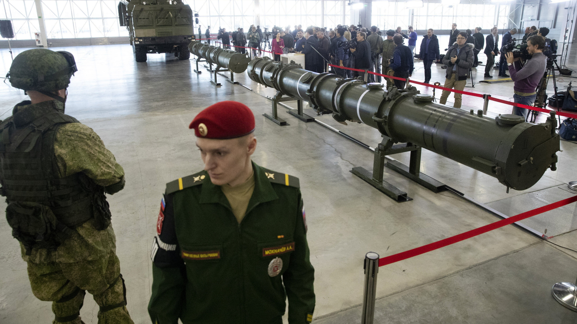 Ende Januar wurden nahe Moskau Abschusscontainer der umstrittenen 9M729-Rakete präsentiert. Im Hintergrund ist die mobile Startrampe zu erkennen. | AP