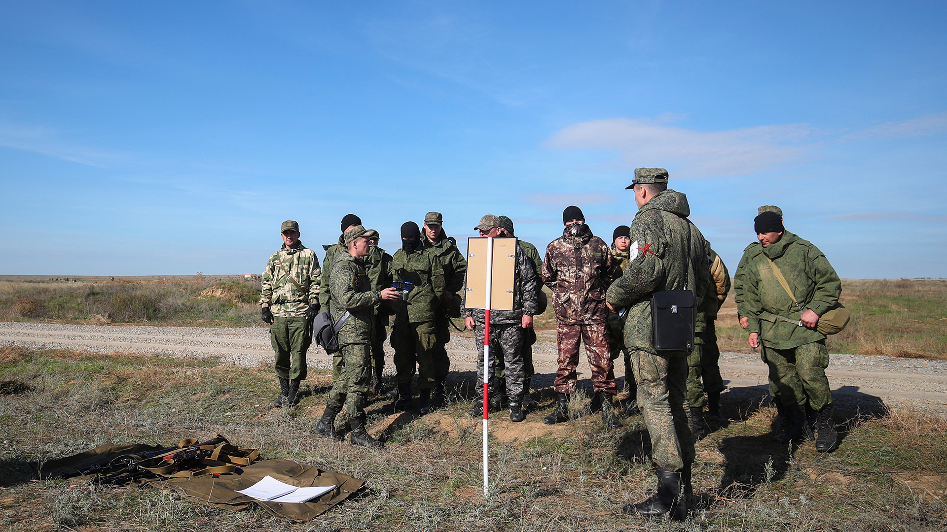 Ausbilder trainieren russische Reservisten auf einem Schießstand in der Region Wolgograd. | REUTERS