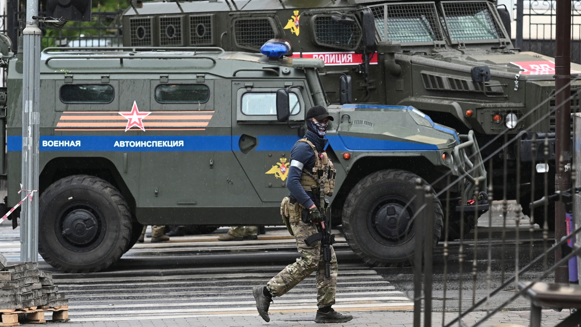Das Bild soll laut der Nachrichtenagentur Reuters ein Mitglied der Wagner-Truppe zeigen, dass vermummt und mit Maschinengewehr an Militärfahrzeugen in der Stadt Rostow vorbeiläuft.