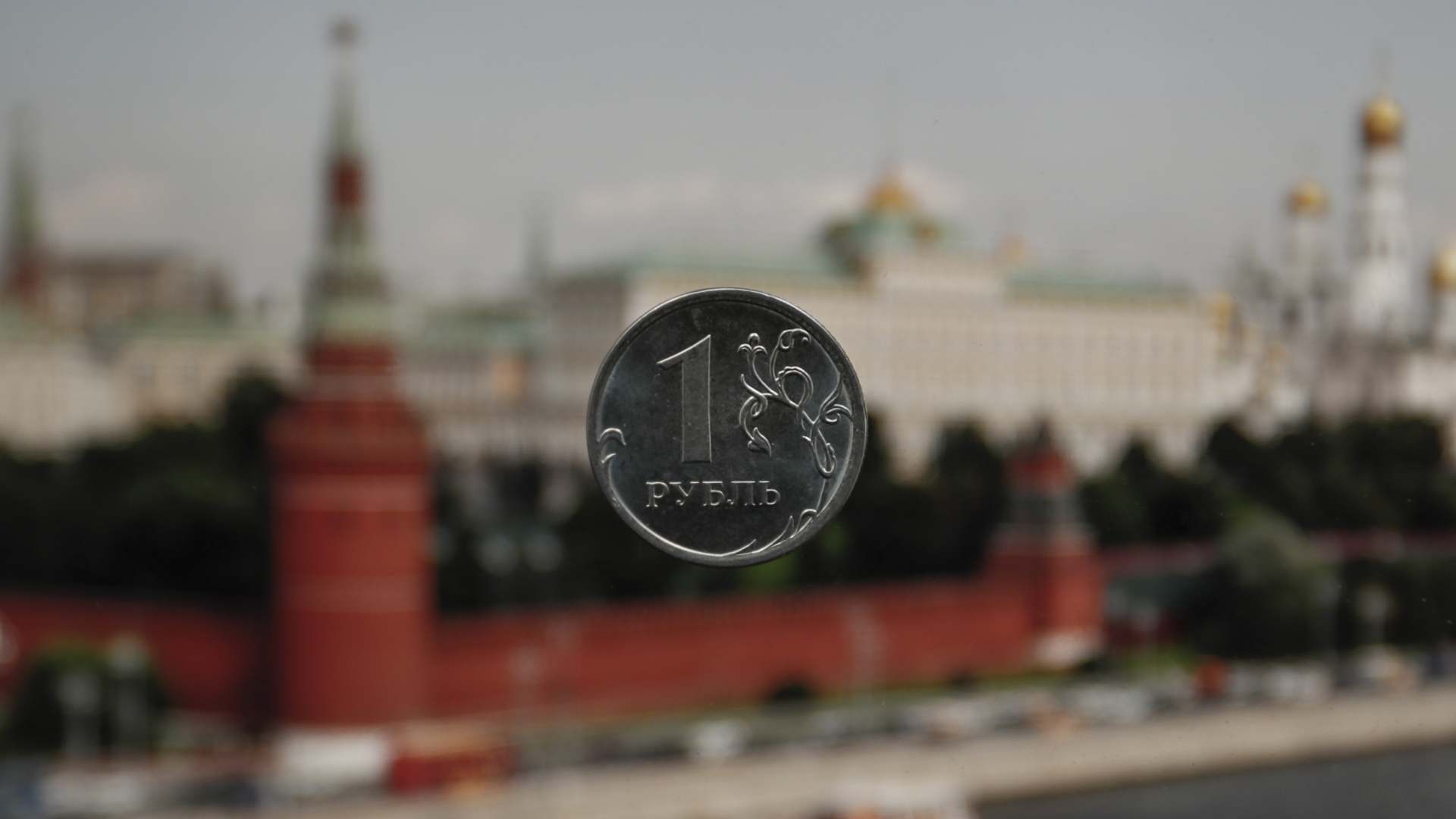 Eine Rubel-Münze vor dem Kreml in der russischen Hauptstadt Moskau. | EPA