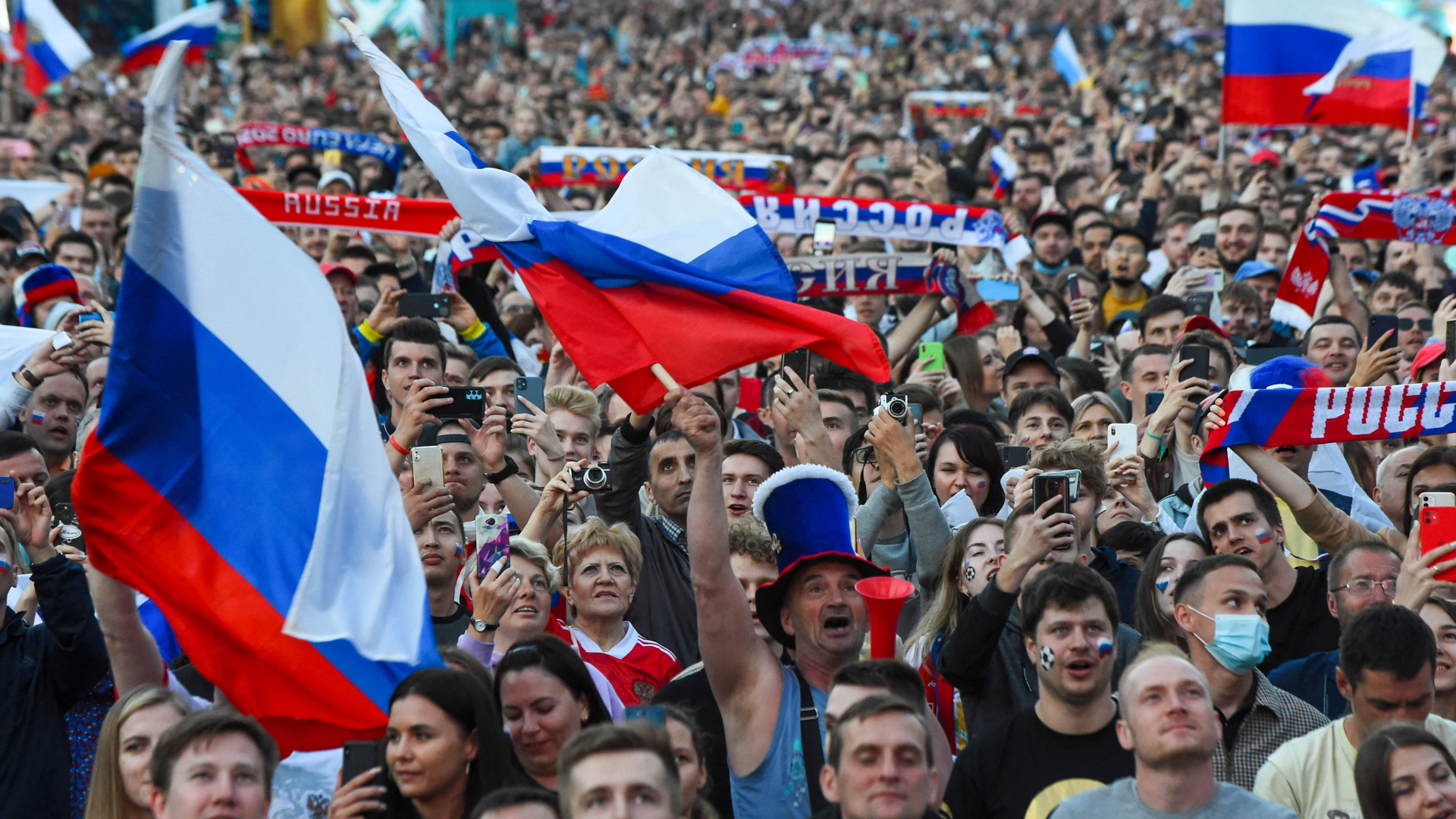 Russische Fußballfans vor dem EM-Fußballspiel in Sankt Petersburg - kaum jemand von ihnen trägt Maske. | AFP