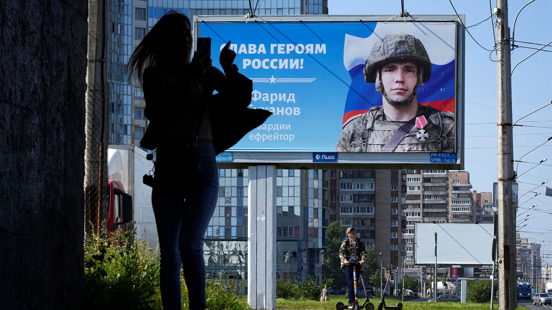 Eine Frau läuft an einem Werbeplakat für die russische Armee vorbei. | AP