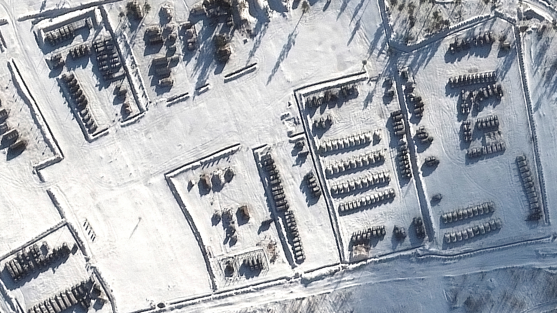 Satellitenaufnahme eines russischen Militärstützpunkts mit Panzern und Artillerie in der Nähe der Stadt Woronesch. | via REUTERS