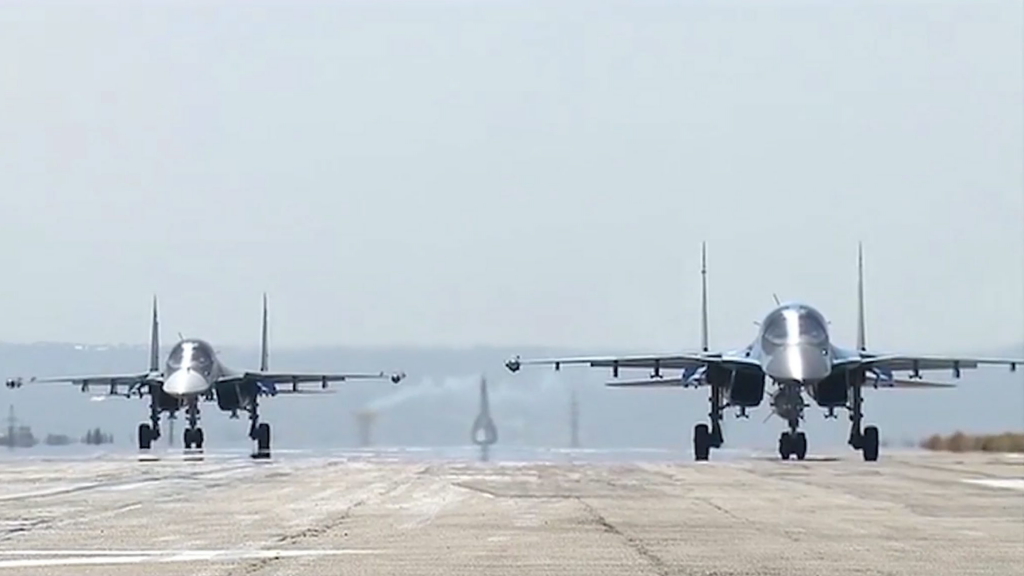 Russische SU-34-Bomber heben am syrischen Luftwaffenstützpunkt Hmeimim ab  | dpa