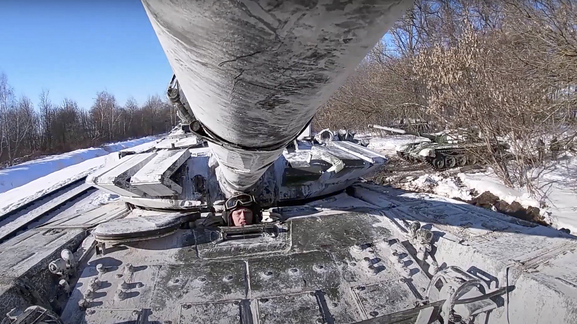 Ein russischer Soldat schaut aus der Luke eines Panzers. | AP