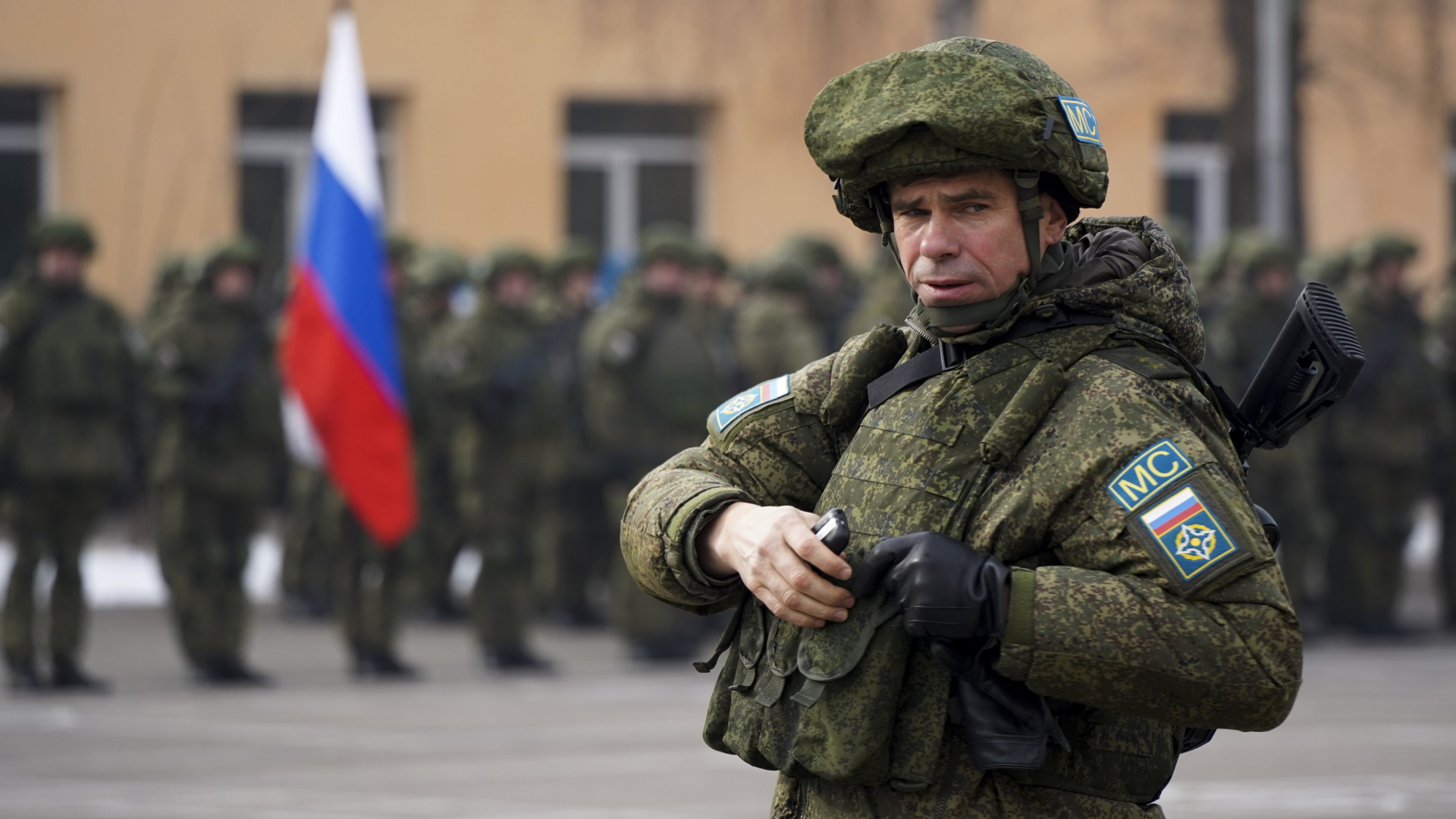 Ein russischer Soldat der OVKS-Truppen bei der offiziellen Zeremonie zum Beginn des Abzugs aus Kasachstan. | AP