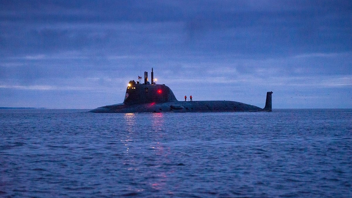 Ein russisches U-Boot des Typs "Jasen-M" in der Dämmerung.  | picture alliance / Globallookpre
