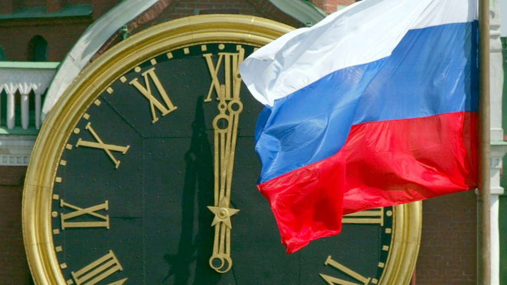 Die Uhrzeit am Spasski-Turm des Kreml zeigt 12.01 Uhr. | Bildquelle: dpa