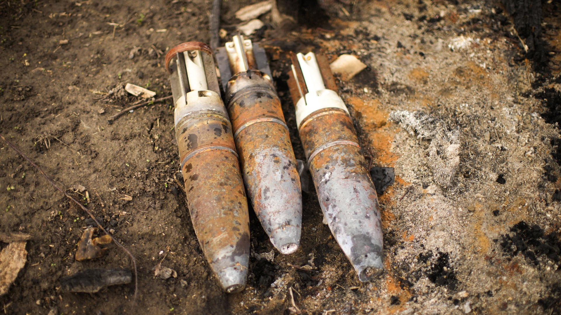 Munition liegt auf dem Boden nach einem Kampf zwischen ukrainischen und russischen Einheiten bei Charkiw (Ukraine)