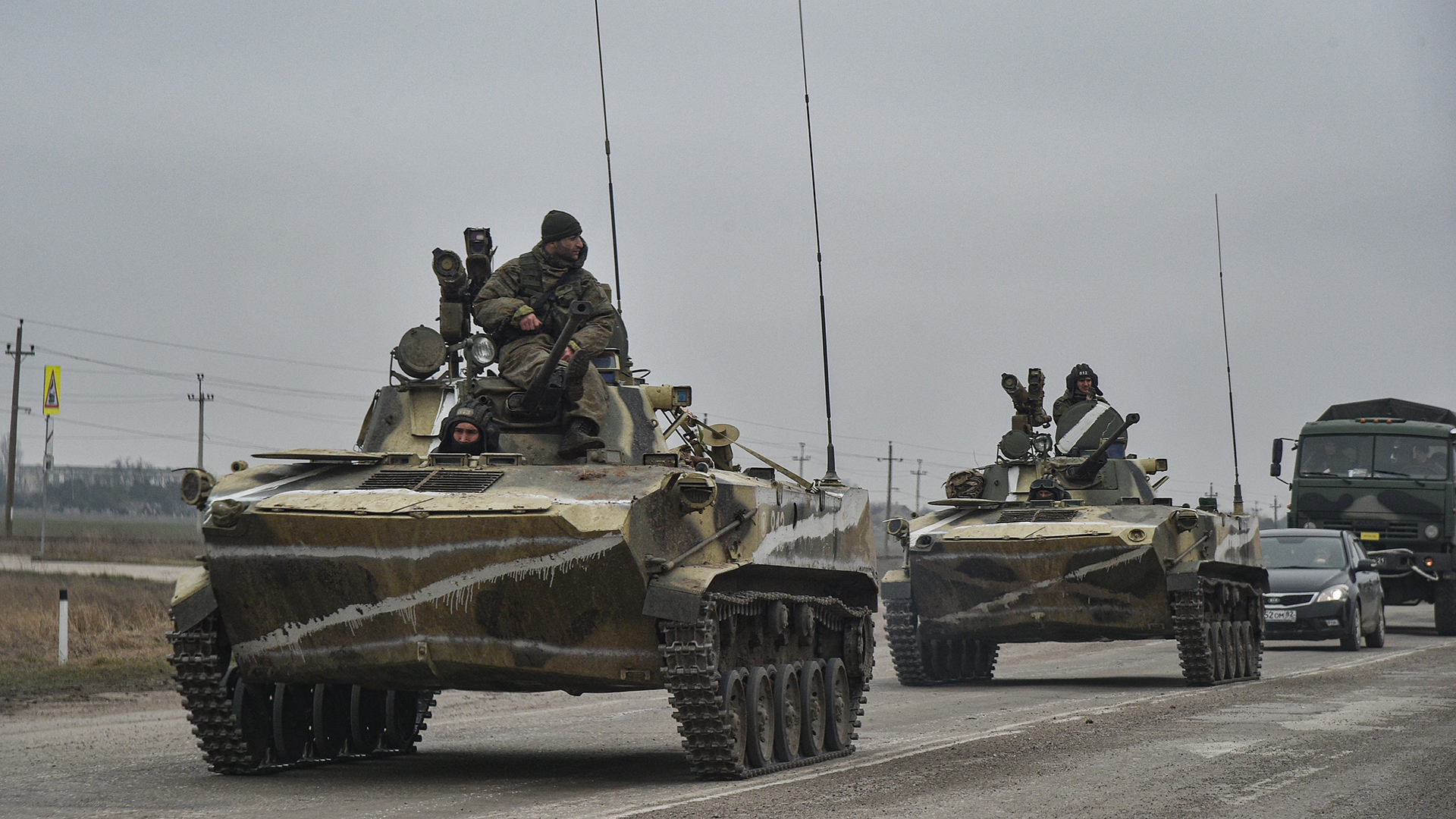 Russische Soldaten auf dem amphibischen Schützenpanzer BMP-2 bewegen sich auf einer Straße bei Armjansk auf der Krim in Richtung ukrainisches Festland. | EPA