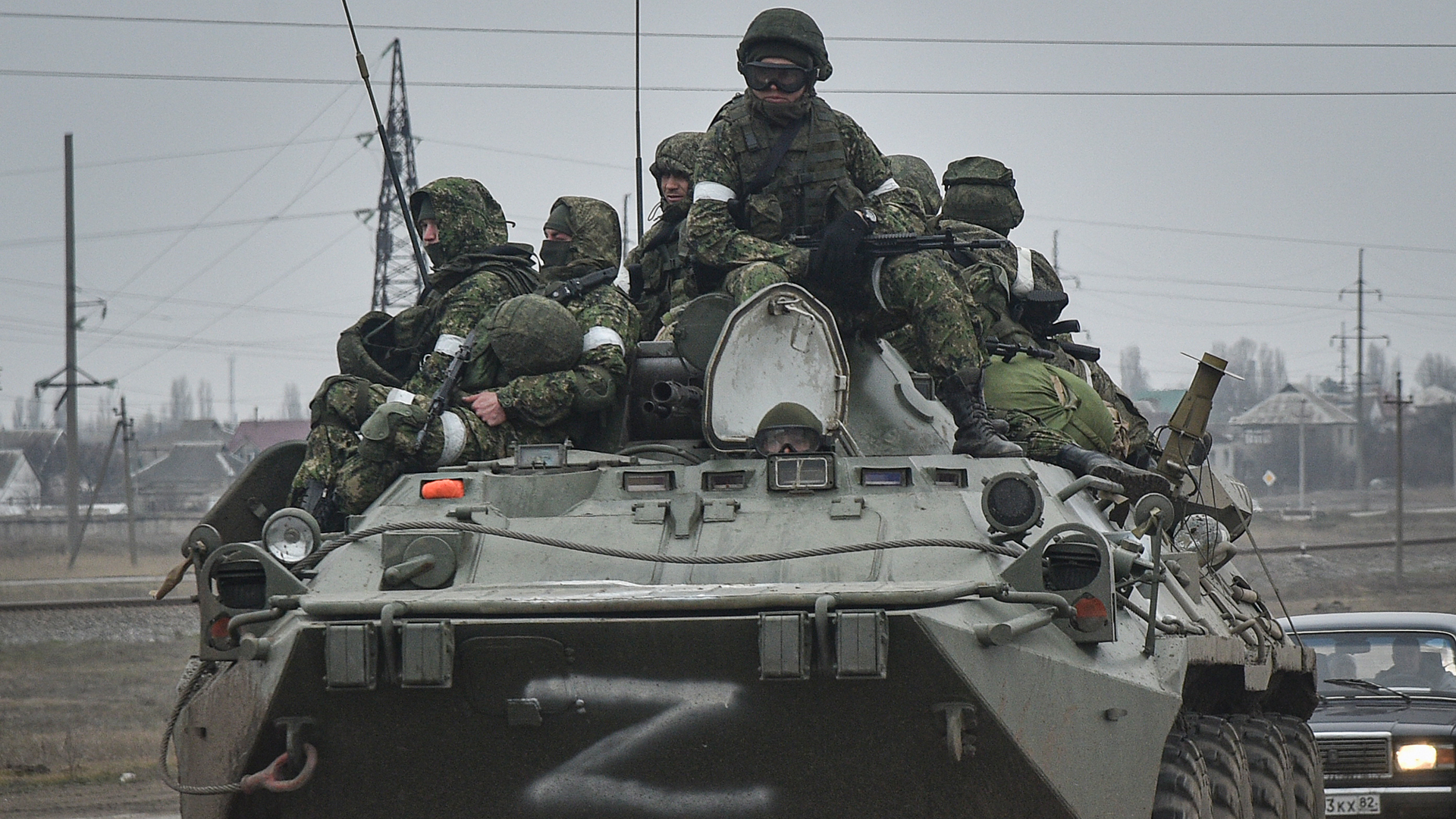 Russische Soldaten auf einem gepanzerten Mannschaftstransporter BTR-80 bewegen sich auf der Straße bei Armjansk auf der Krim in Richtung ukrainisches Festland. | EPA