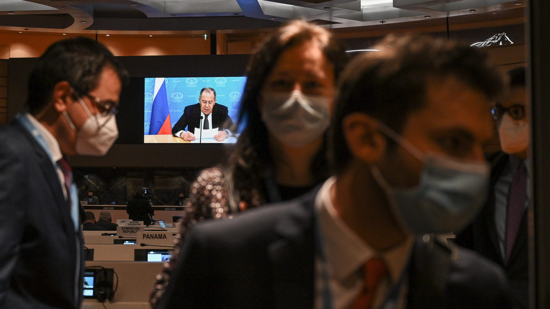 Botschafter und Diplomaten verlassen im März 2022 den Saal, während Sergej Lawrow (auf dem Bildschirm), Außenminister von Russland, mit einer aufgezeichneten Videobotschaft zur 49. Sitzung des UN-Menschenrechtsrats am europäischen Hauptsitz der Vereinten Nationen spricht.  | Bildquelle: dpa