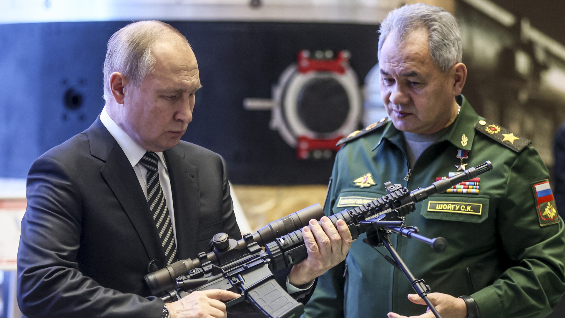 Wladimir Putin (l), Präsident von Russland, und der Sergej Schoigu, Verteidigungsminister von Russland, besuchen eine Militärausstellung (Archivbild). | dpa