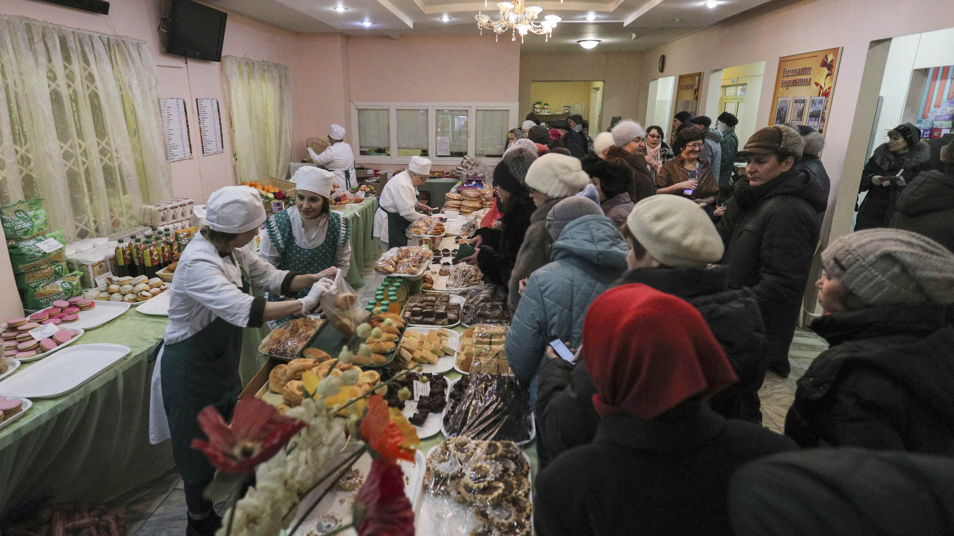 Andrang an einem Buffet-Stand in einem Wahllokal in Kazan. | REUTERS