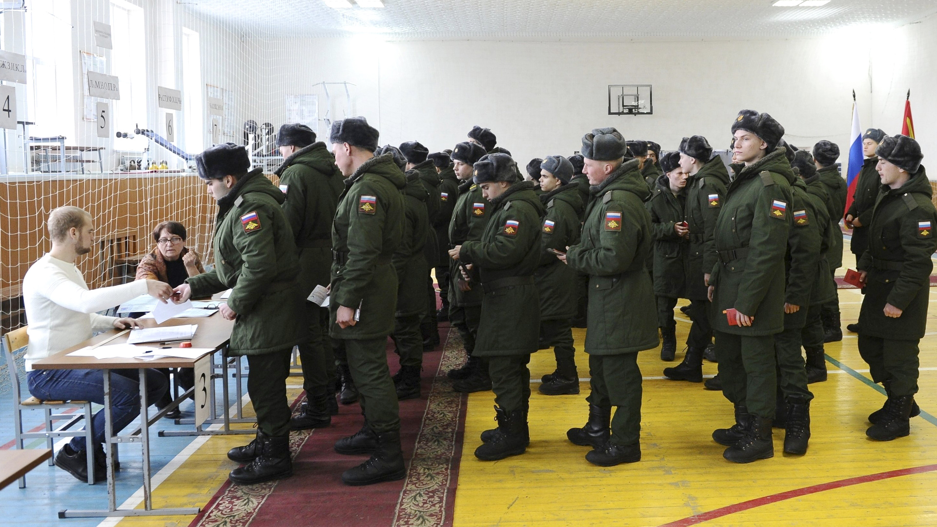 Gemeinsames Abstimmen: Soldaten stimmen in Rostow ab. | AP