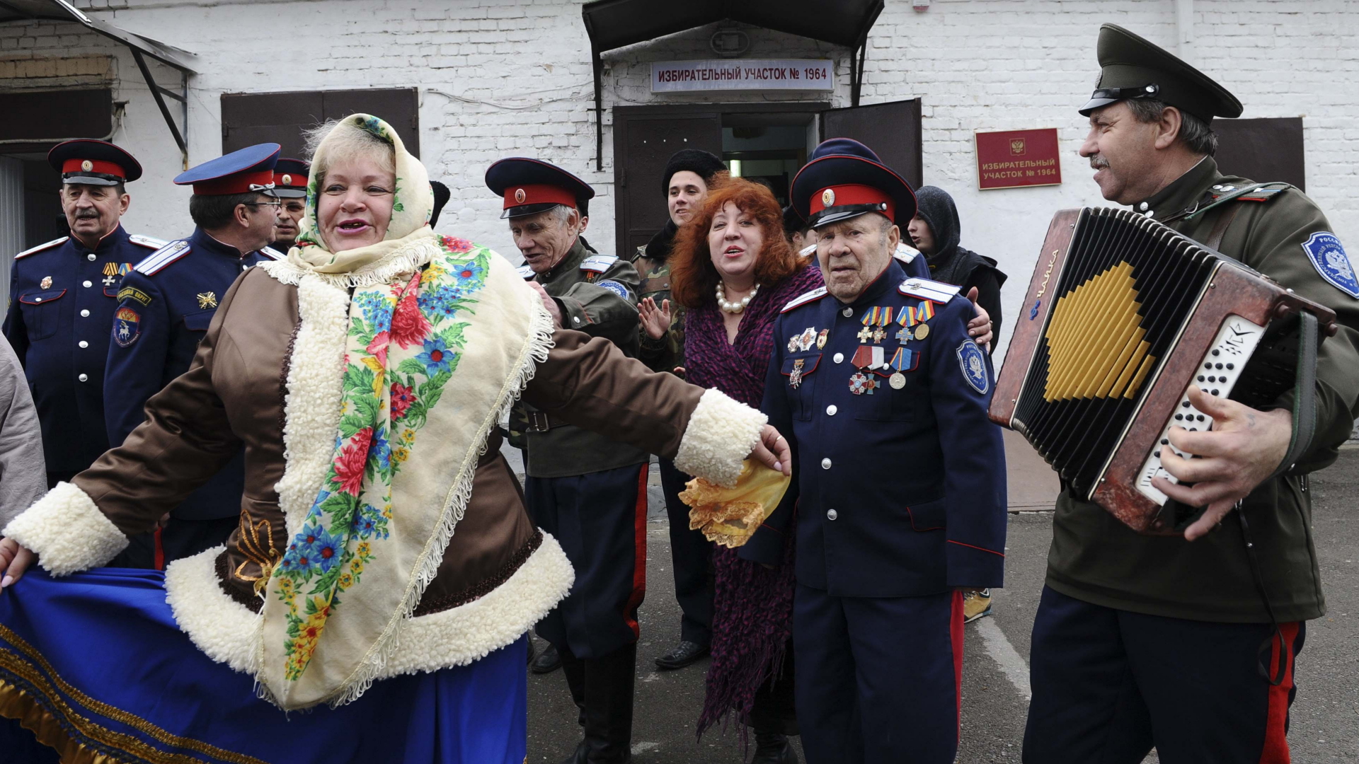 Musik und Tanz vor einem Wahllokal in Rostow | REUTERS