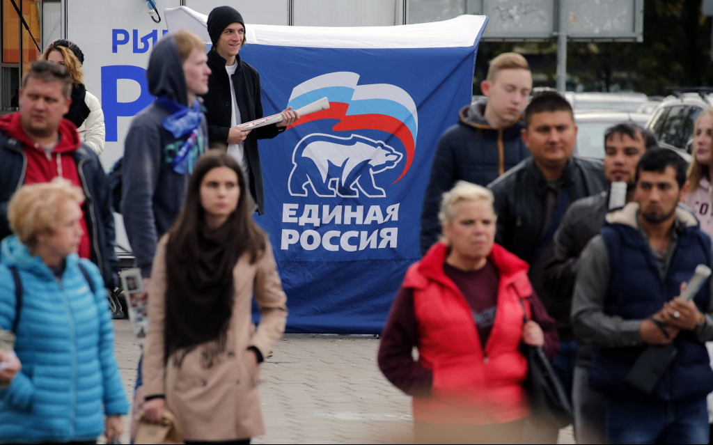 Fußgänger laufen in Sankt Petersburg an einem Plakat der Partei "Einiges Russland" vorbei | dpa