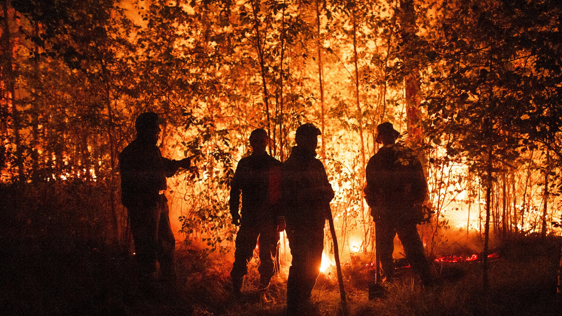 Einsatzkräfte der Feuerwehr bei den Löscharbeiten eines brennenden Waldes in der Nähe von Jakutsk. | AP