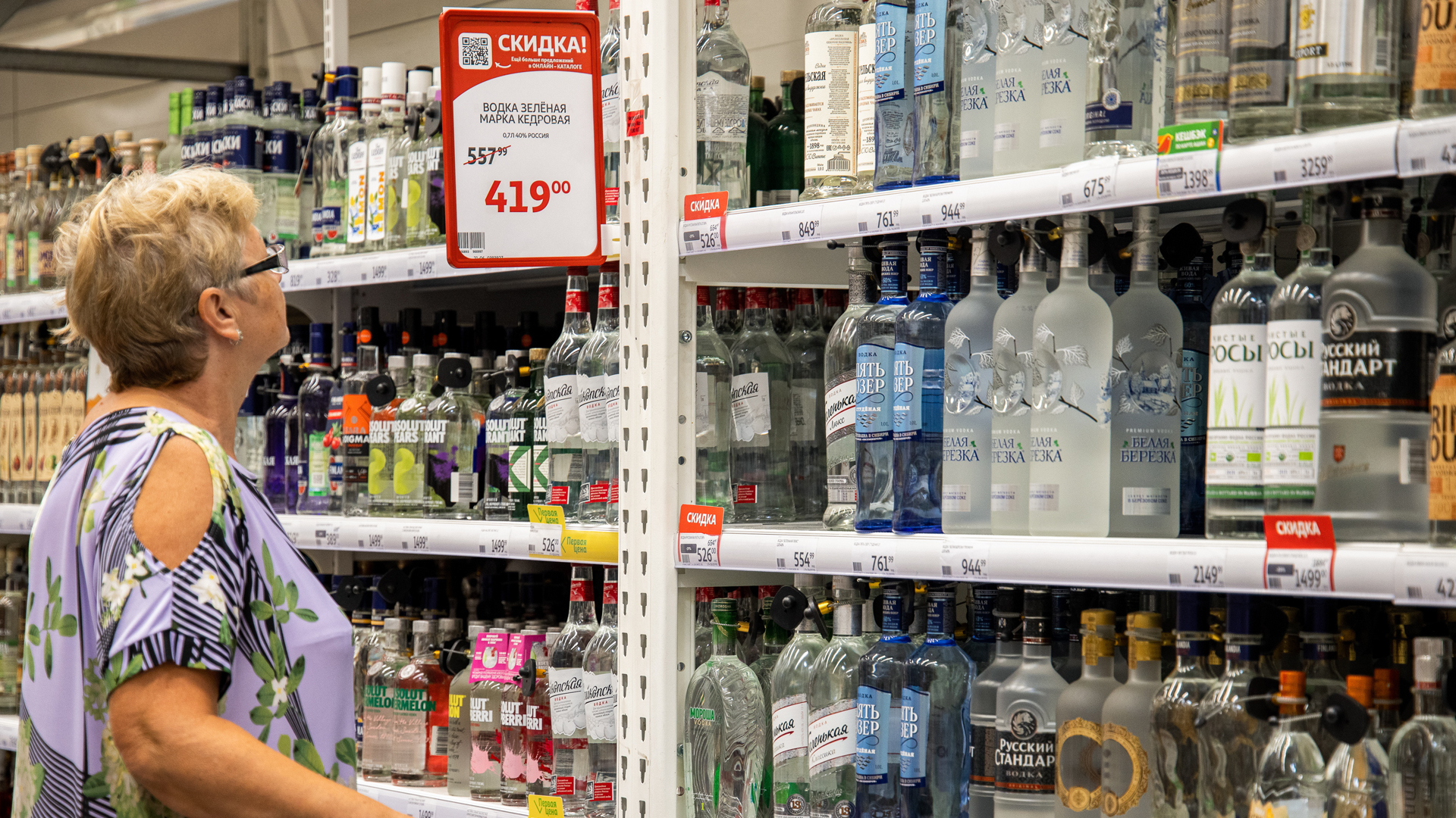 Eine Kundin steht vor dem Wodka-Regal eines Geschäfts in Rostow am Don, das mit Rabatten wirbt (Bild der staatlichen russischen Agentur Tass). | picture alliance/dpa/TASS