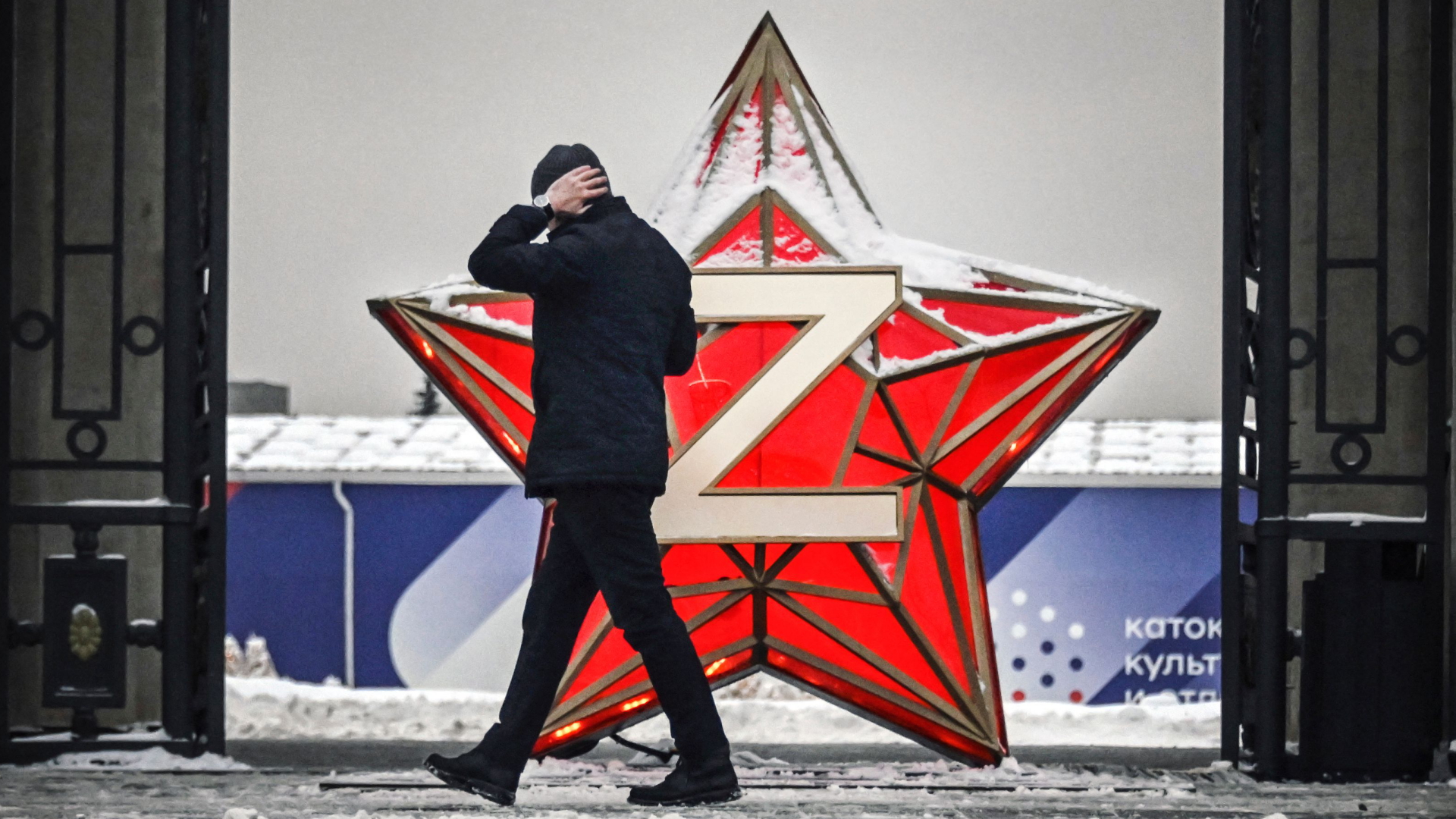 Ein Mann geht im Moskauer Gorky-Park an einem roten Stern mit dem Zeichen "Z" vorbei | AFP