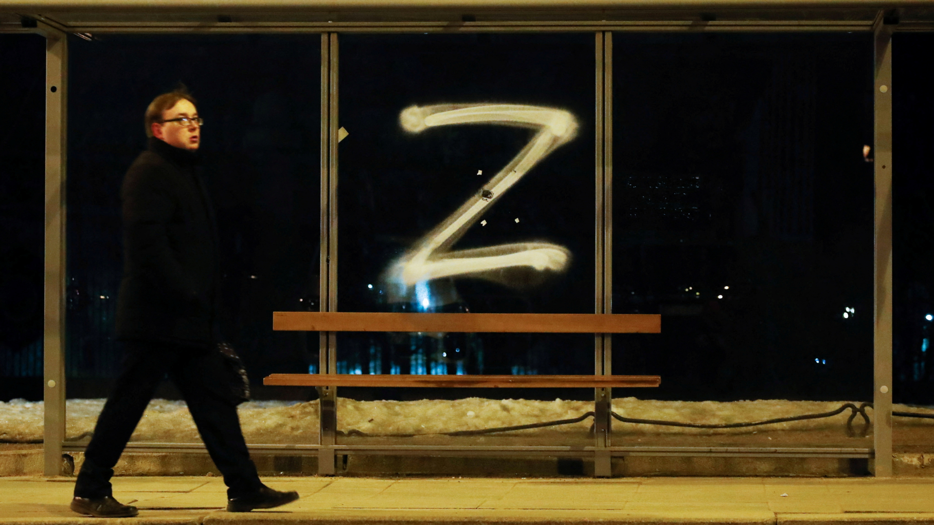 An einer Bushaltestelle in St. Petersburg ist der symbolträchtige Buchstabe "Z" zu sehen. | REUTERS