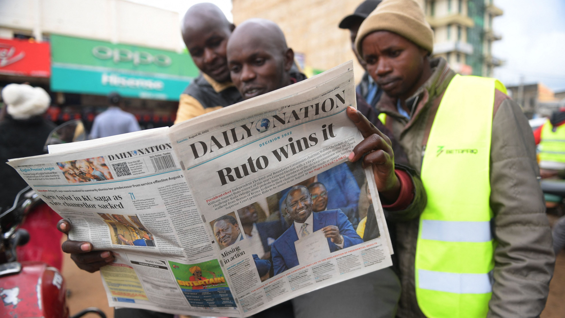 Menschen lesen in Nairobi (Kenia) in einer Zeitung vom Wahlsieg Rutos. | AFP