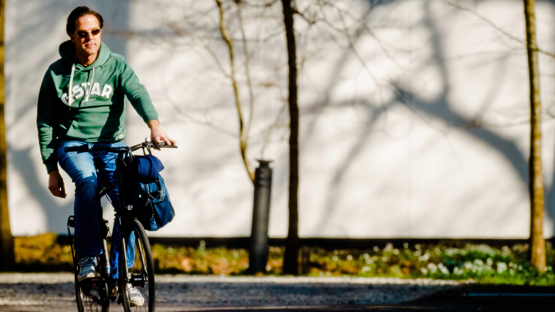 Mark Rutte fährt mit dem Fahrrad zu seinem Amtssitz Catshuis in Den Haag | EPA