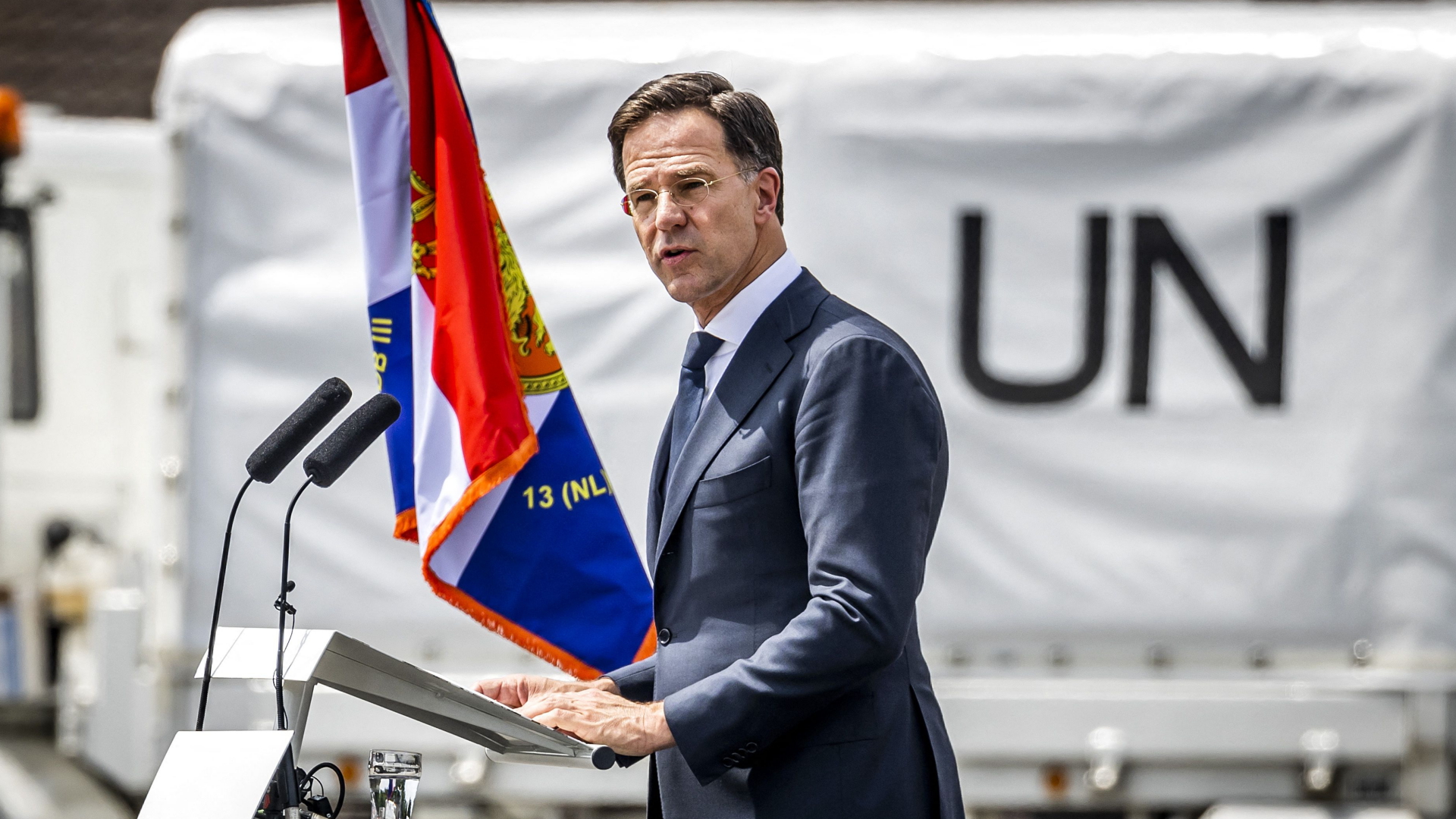 Der niederländische Premier Rutte spricht bei einer Ehrung von Veteranen. | AFP