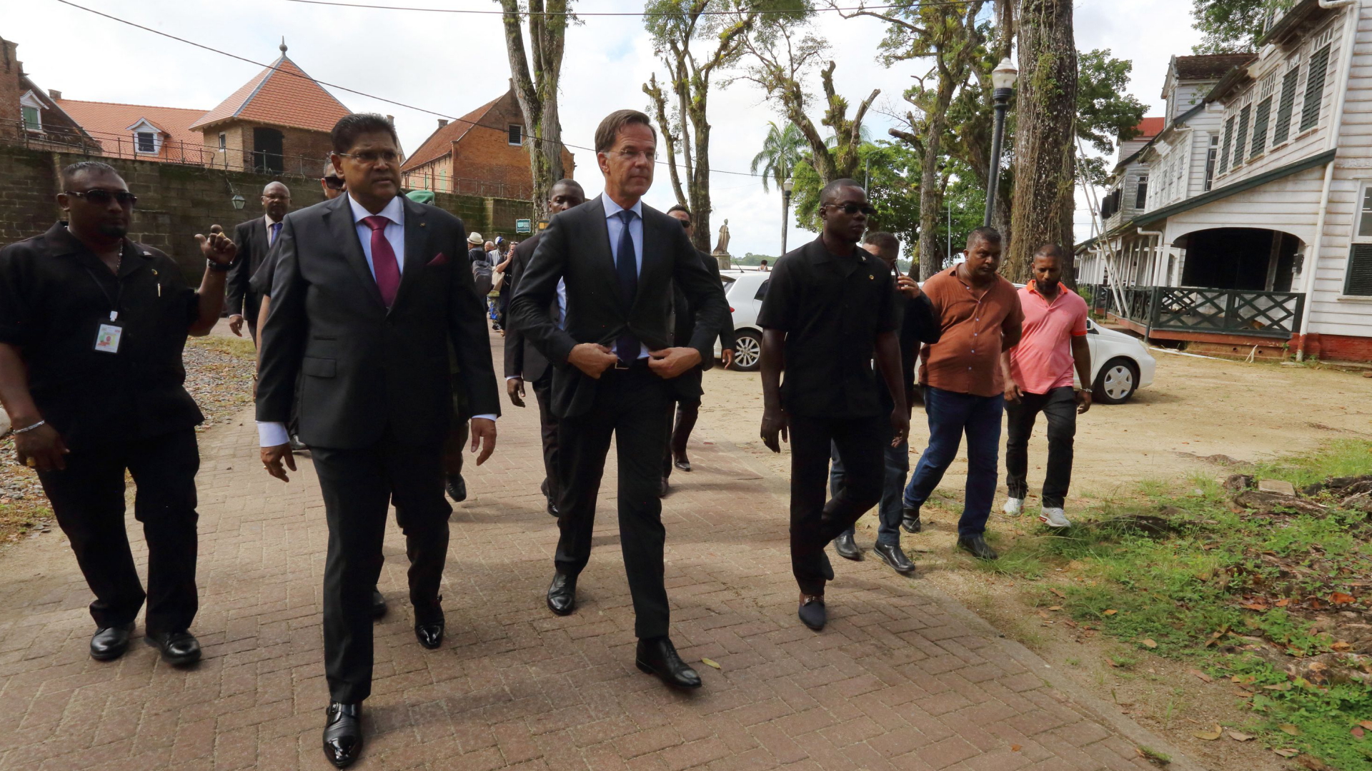 Der niederländische Premierminister Mark Rutte (C) and Surinames Präsident Chandrikapersad Santokhi nach dem Besuch einer Gedenkstätte in der Hauptstadt Paramaribo | AFP