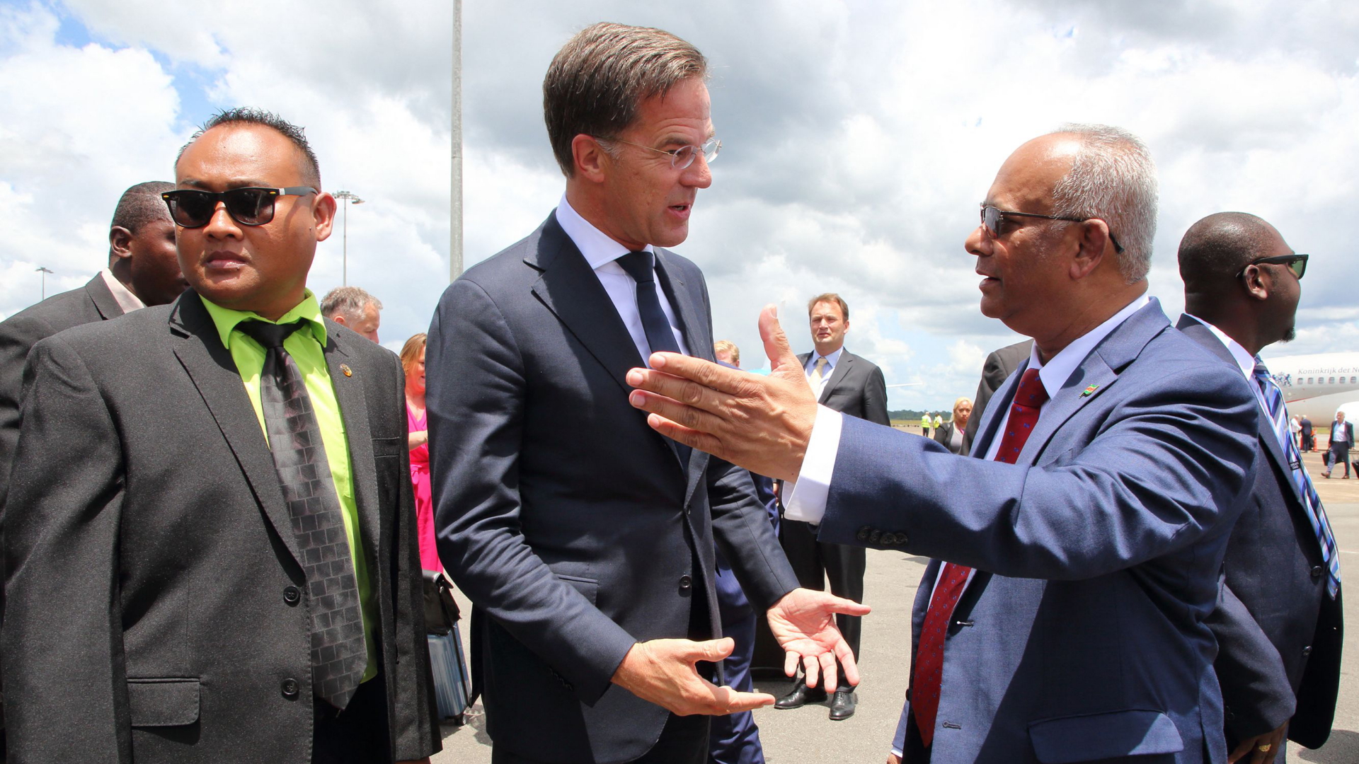 Der niederländische Premierminister Mark Rutte (C) and Surinames Außenminister Albert Ramdini auf dem Flughafen der Hauptstadt Paramaribo | AFP