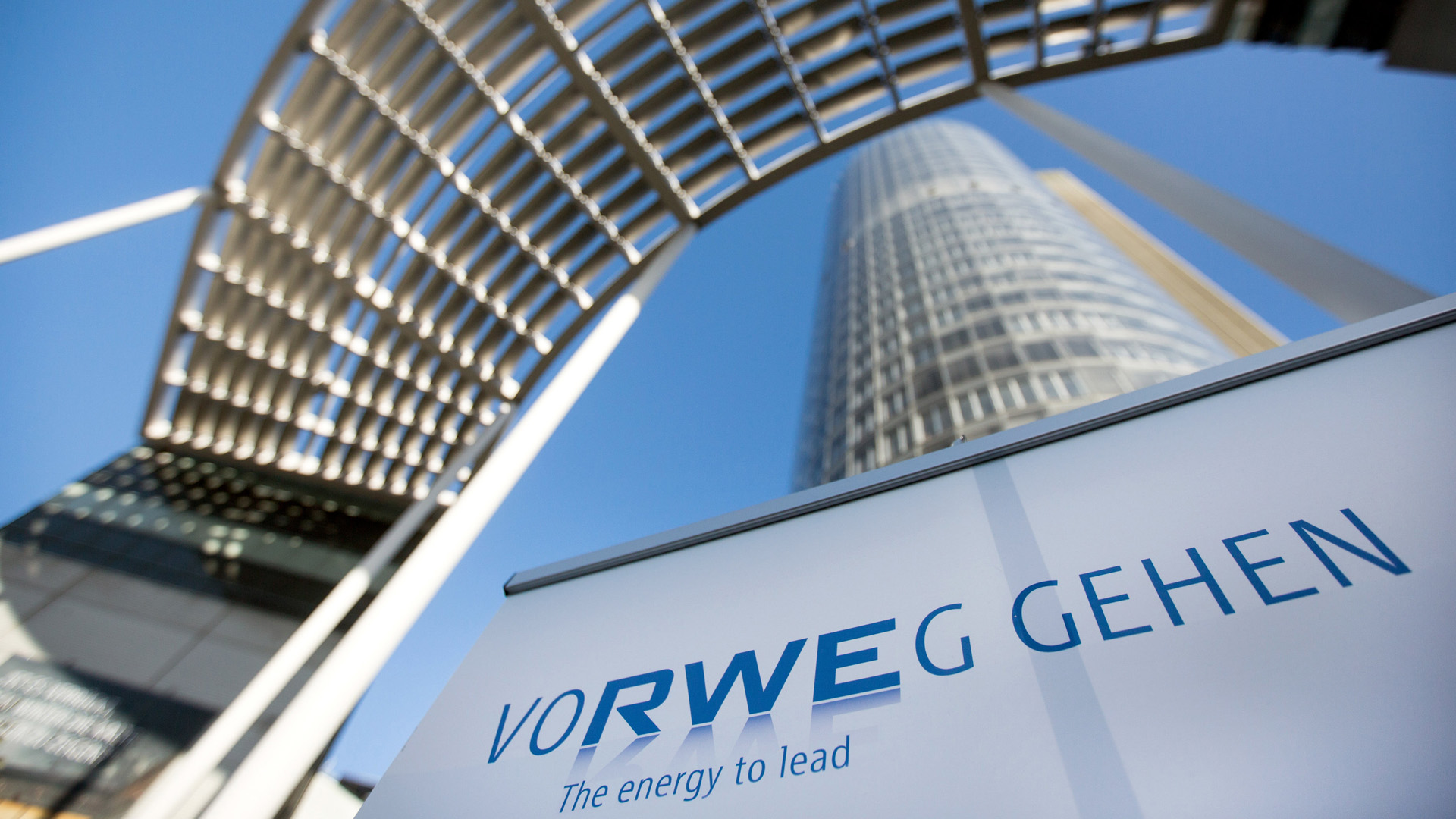 Blick auf den "RWE Tower", die Zentrale des Energiekonzerns RWE in Essen. | Bildquelle: dpa