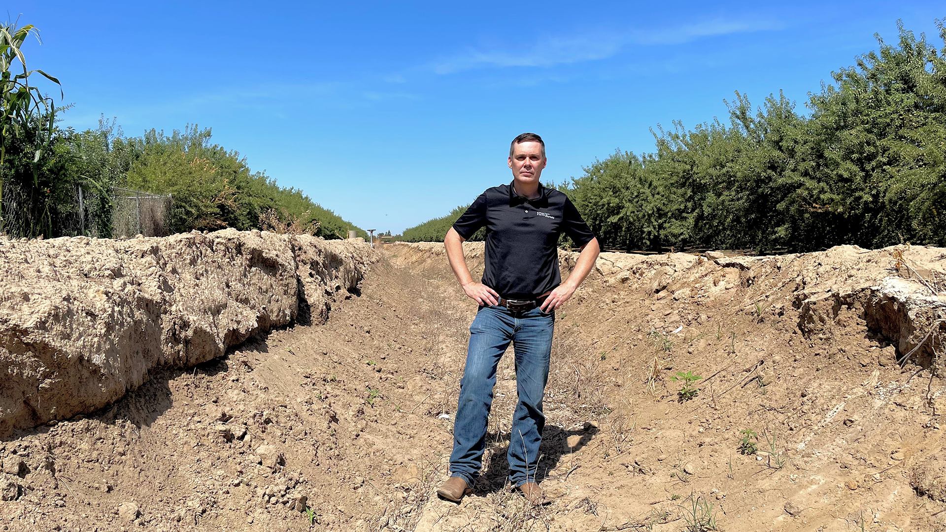 Landwirt Ryan Jacobsen steht in einem ausgetrockenten Kanal. | Christine Schacht, ARD-Studio Los Angeles