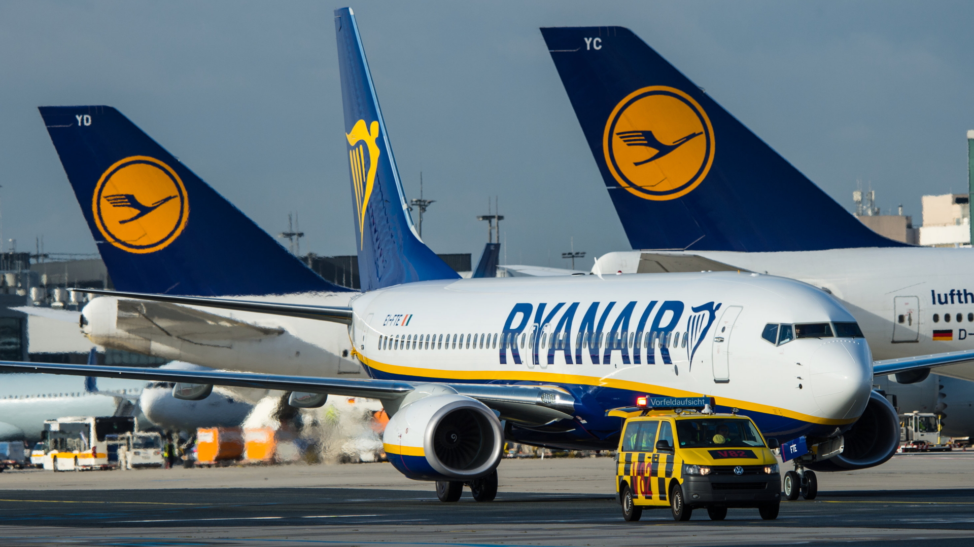 Maschinen von Ryanair und der Lufthansa stehen auf dem Rollfeld am Frankfurter Flughafen.