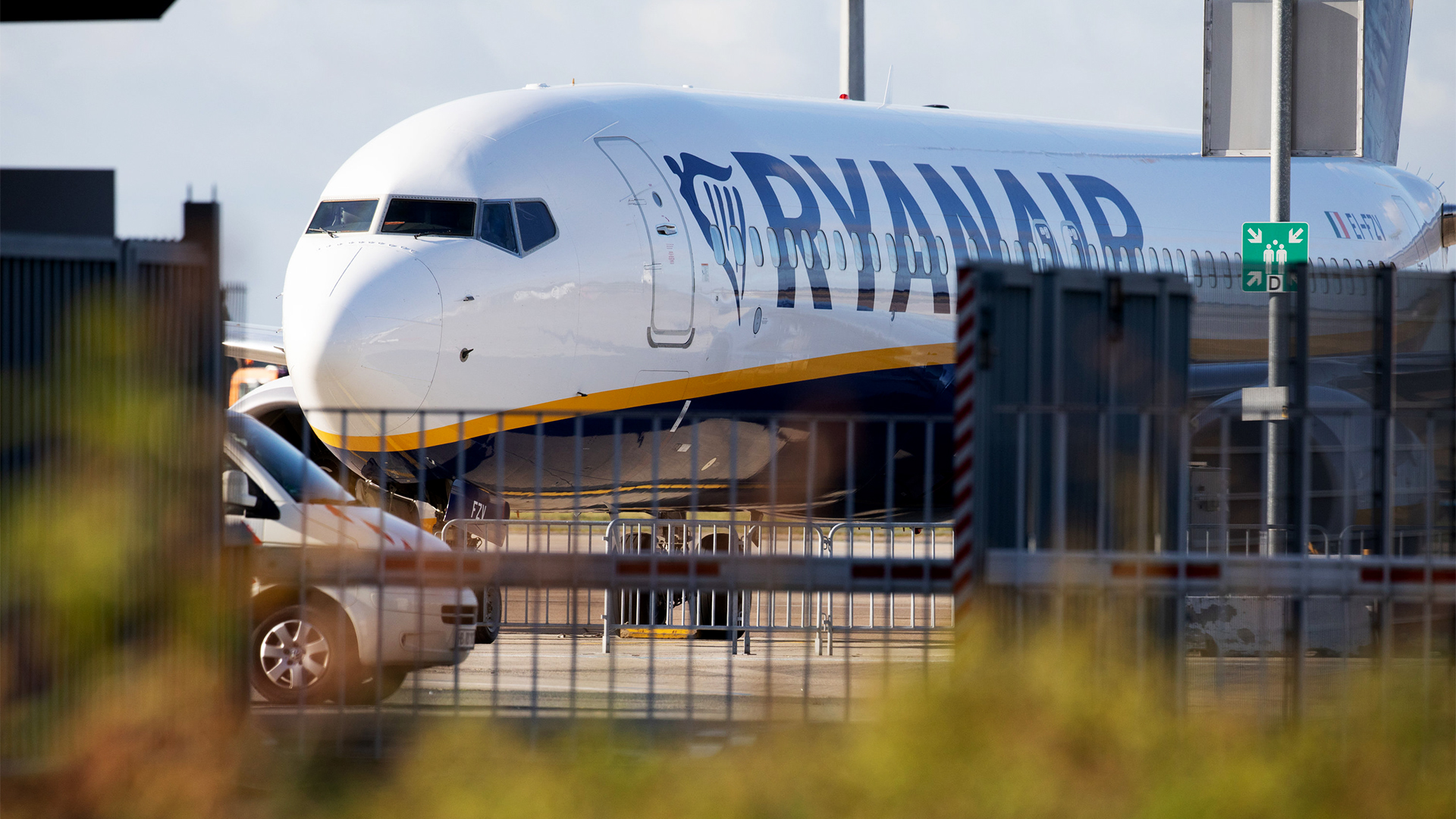 Eine Ryanair Maschine steht auf dem Gelände des Flughafens Bremen | Bildquelle: dpa