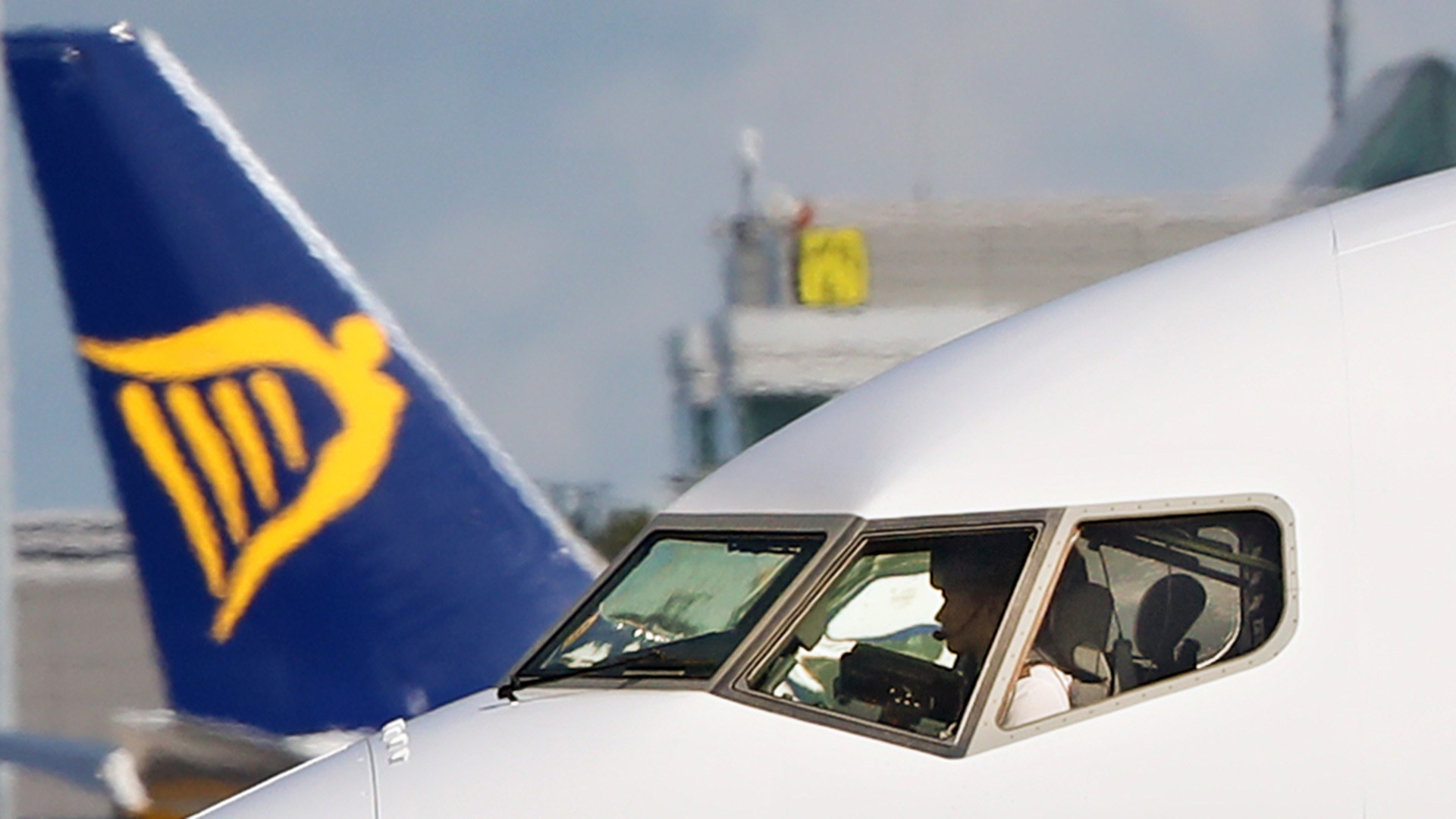 Ein Ryanair-Flieger steht am Flughafen Frankfurt-Hahn.  | Bildquelle: REUTERS