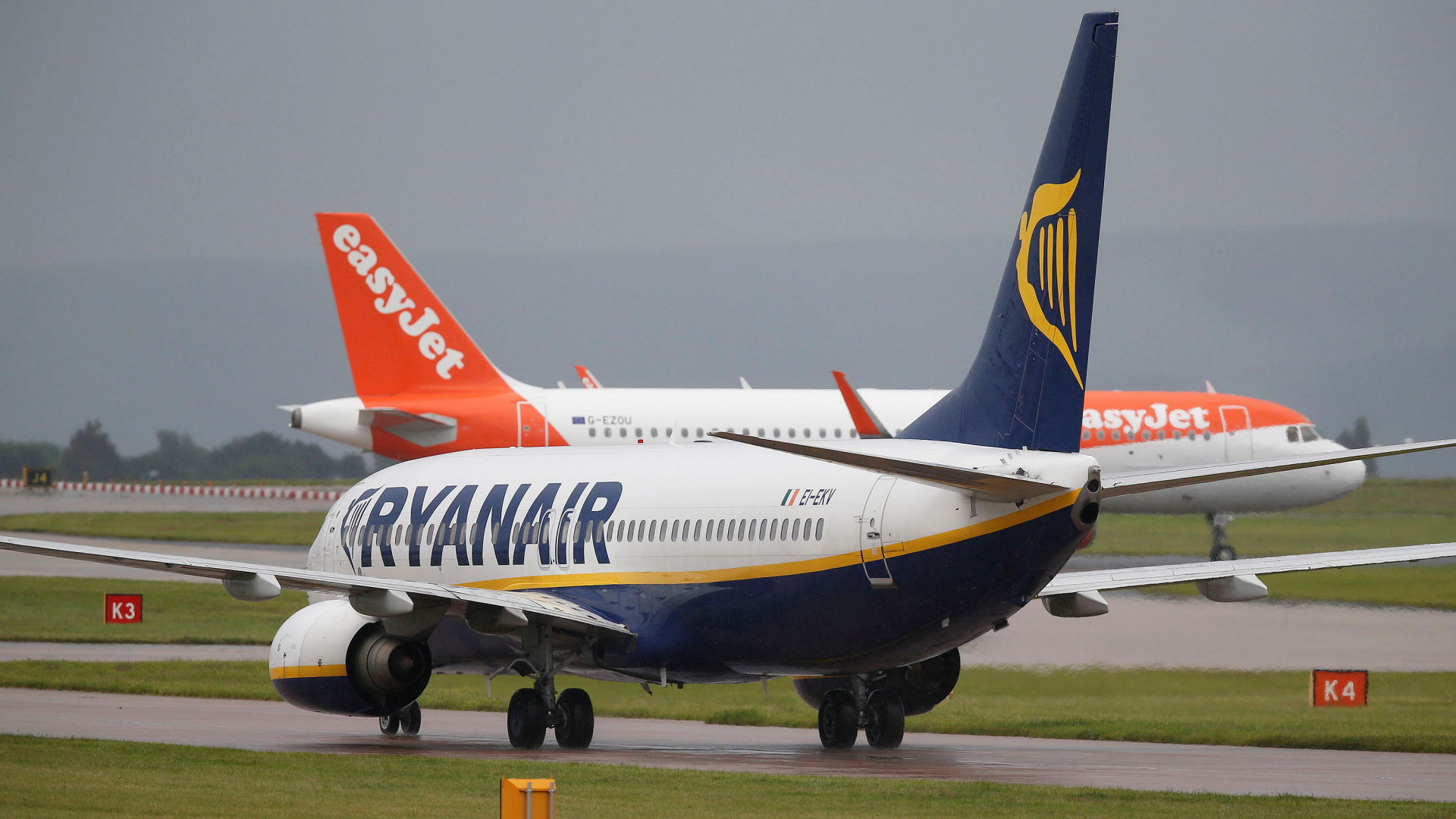 Ryanair-Maschine und Easyjet-Maschine | REUTERS