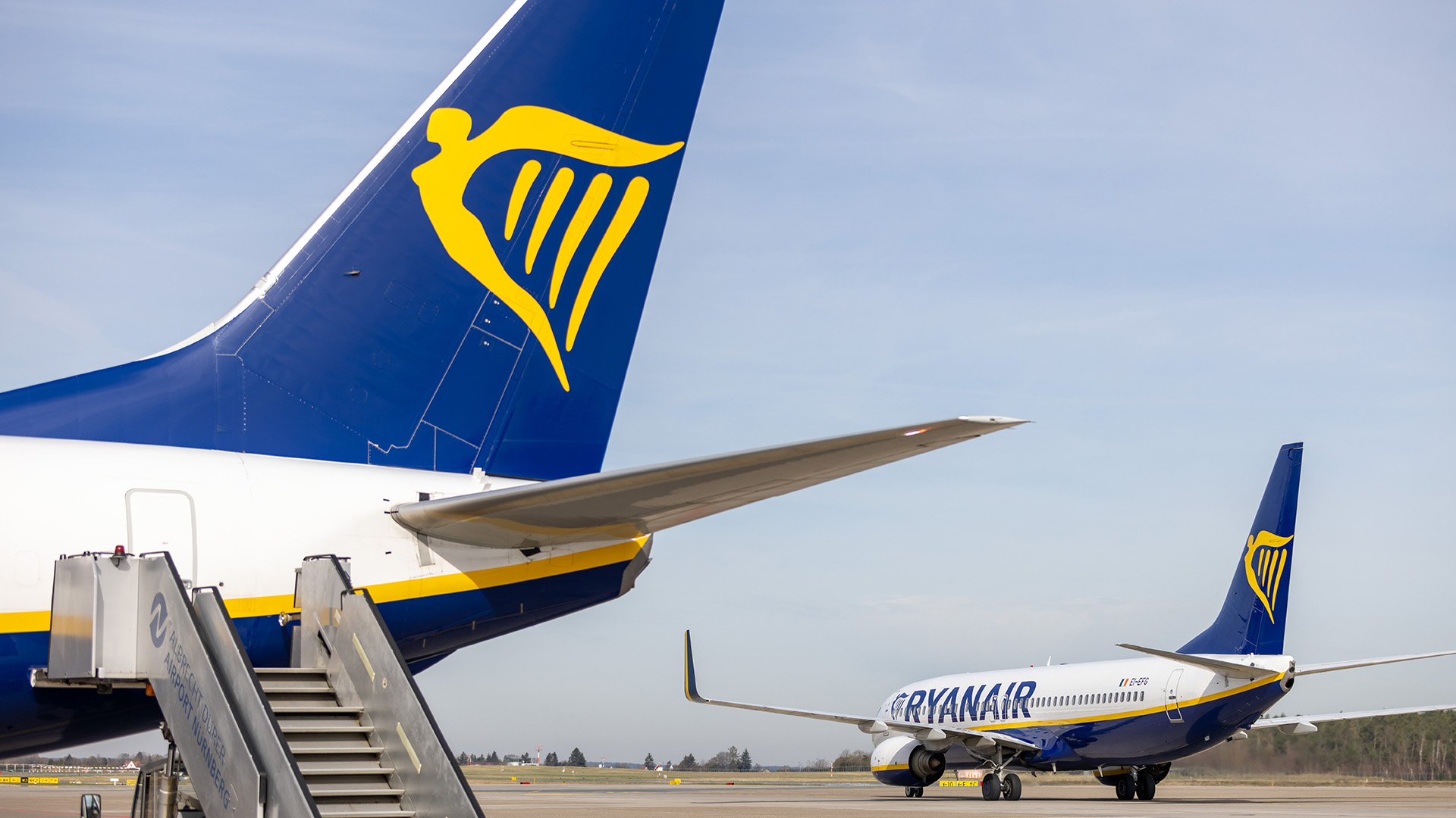 Flugzeuge mit Logo "Ryanair" auf dem Rollfeld | dpa