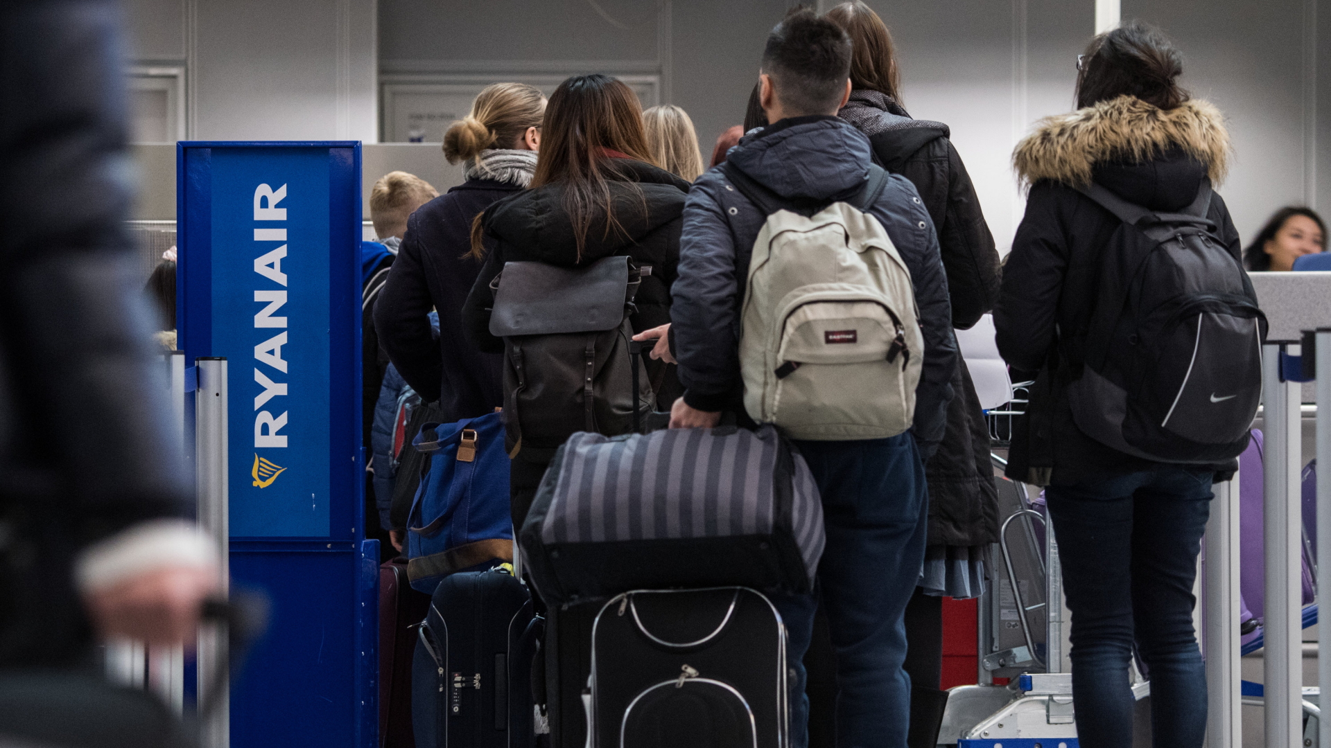 Fluggäste warten am Flughafen in Frankfurt am Main darauf, in ihren Flieger eingelassen zu werden. | Bildquelle: dpa