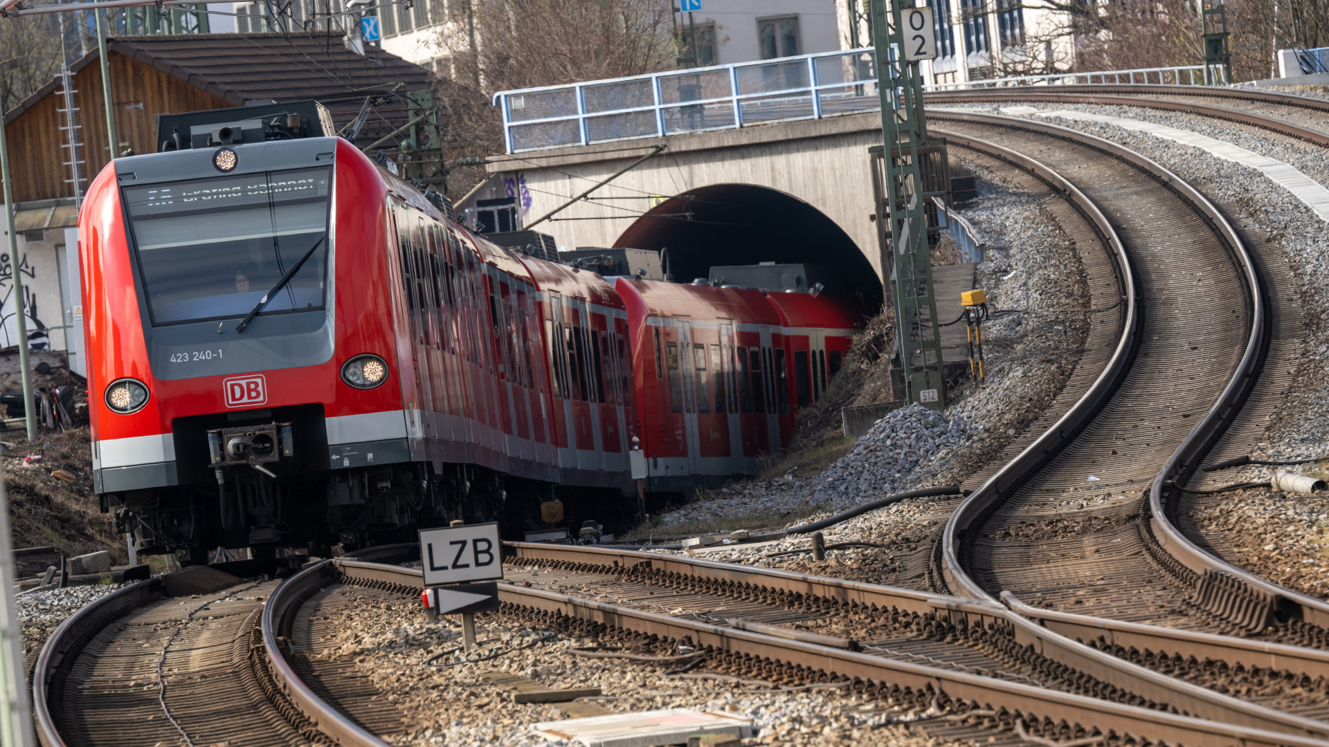 Ein Zug der Münchner S-Bahn fährt in den Ostbahnhof ein. (Aufnahme vom 16. März 2023) | dpa