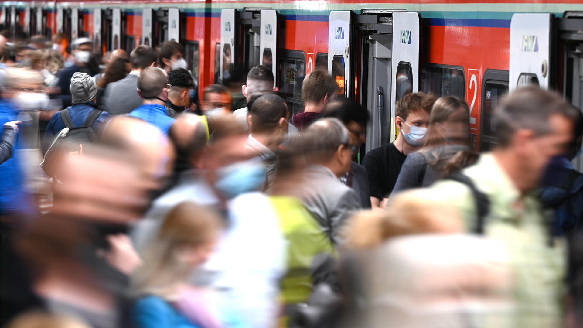 Fahrgäste strömen an einem Gleis im Tiefbahnhof des Frankfurter Hauptbahnhofs in eine S-Bahn | picture alliance/dpa