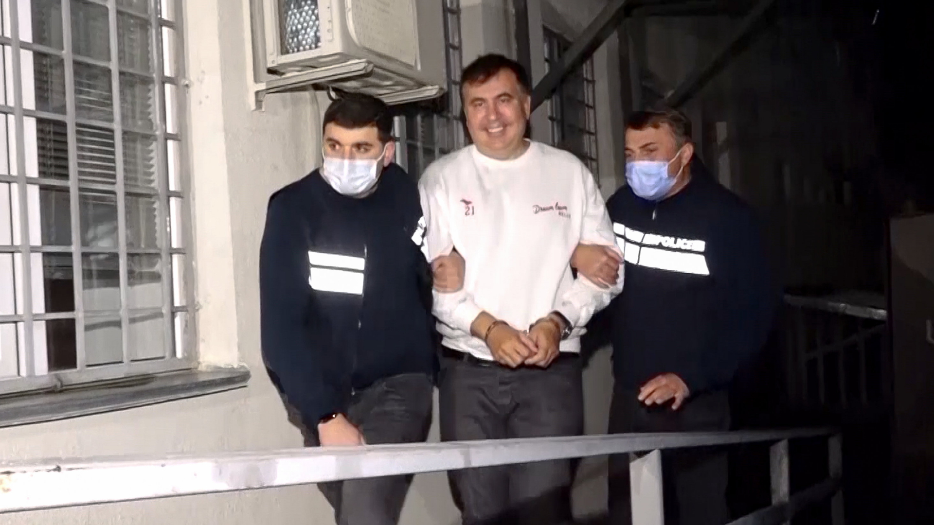 Dieser Screenshot aus einem von der Regierung veröffentlichten Video zeigt Saakaschwili, der von Sicherheitskräften festgehalten wird | AP
