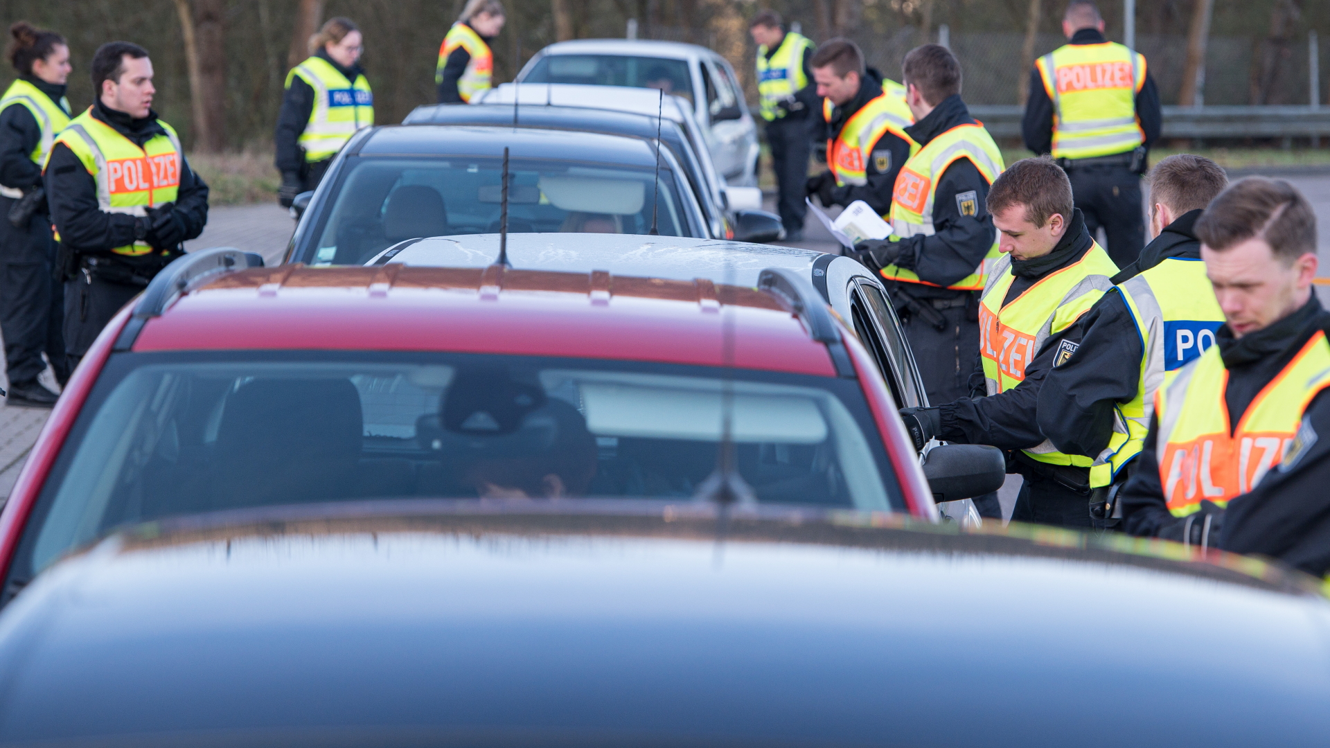 Kontrolle französischer Fahrzeuge bei der Fahrt ins Saarland (Foto aus dem März) | dpa