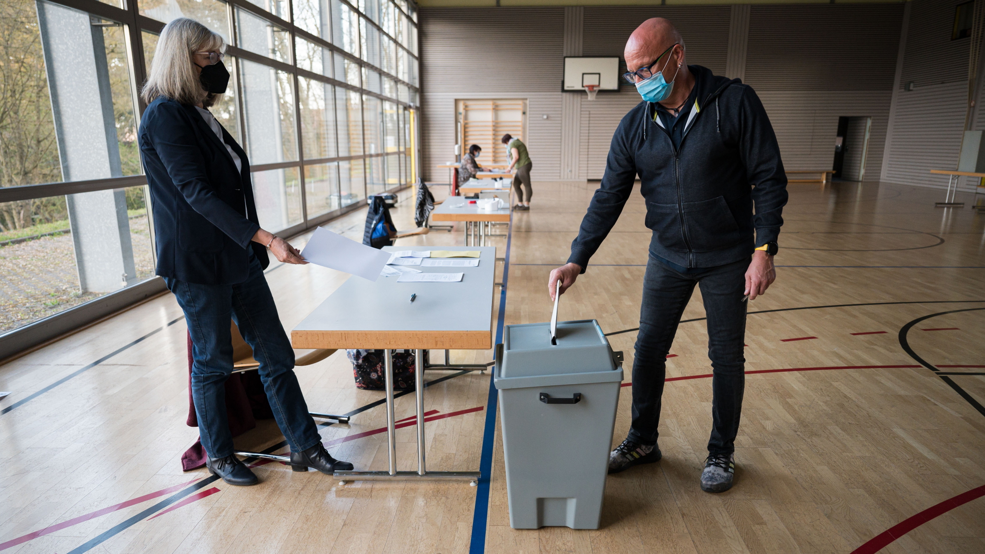 Ein Mann wirft seinen Stimmzettel zur saarländischen Landtagswahl in eine Wahlurne im Ort Münchwies.  | dpa