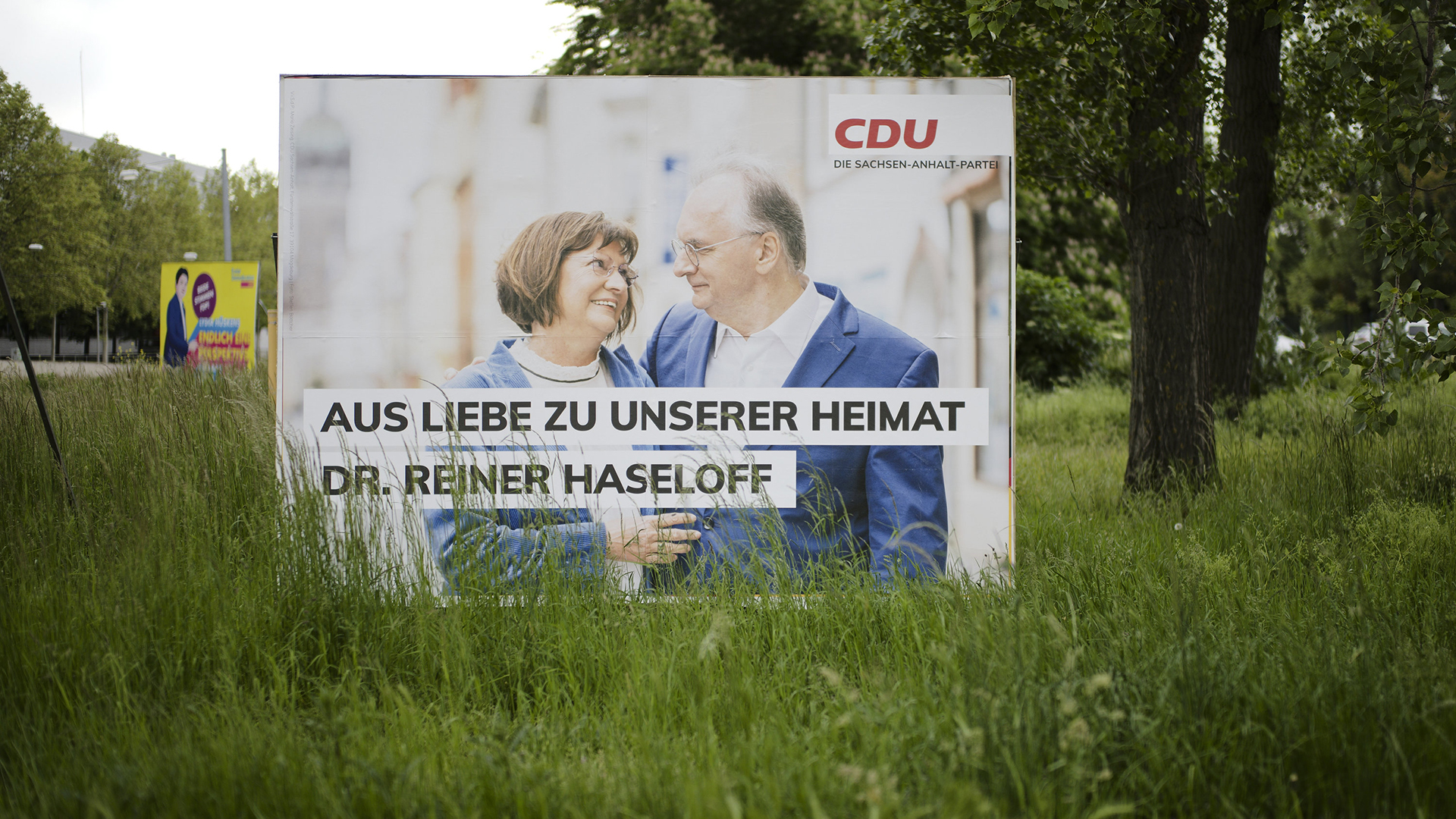 Auf einem Wahlplakat der CDU in Sachsen-Anhalt sieht man Dr. Reiner Haseloff mit seiner Frau und dem Spruch: Aus Liebe zu unserer Heimat. | AP