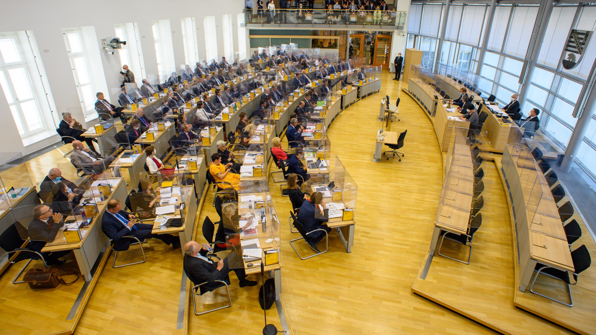 : Die Abgeordneten des Landtages von Sachsen-Anhalt sitzen auf ihren Plätzen. Der Landtag von Sachsen-Anhalt kam am Morgen zur konstituierenden Sitzung zusammen und wählte den Präsidenten des Landtages. | dpa