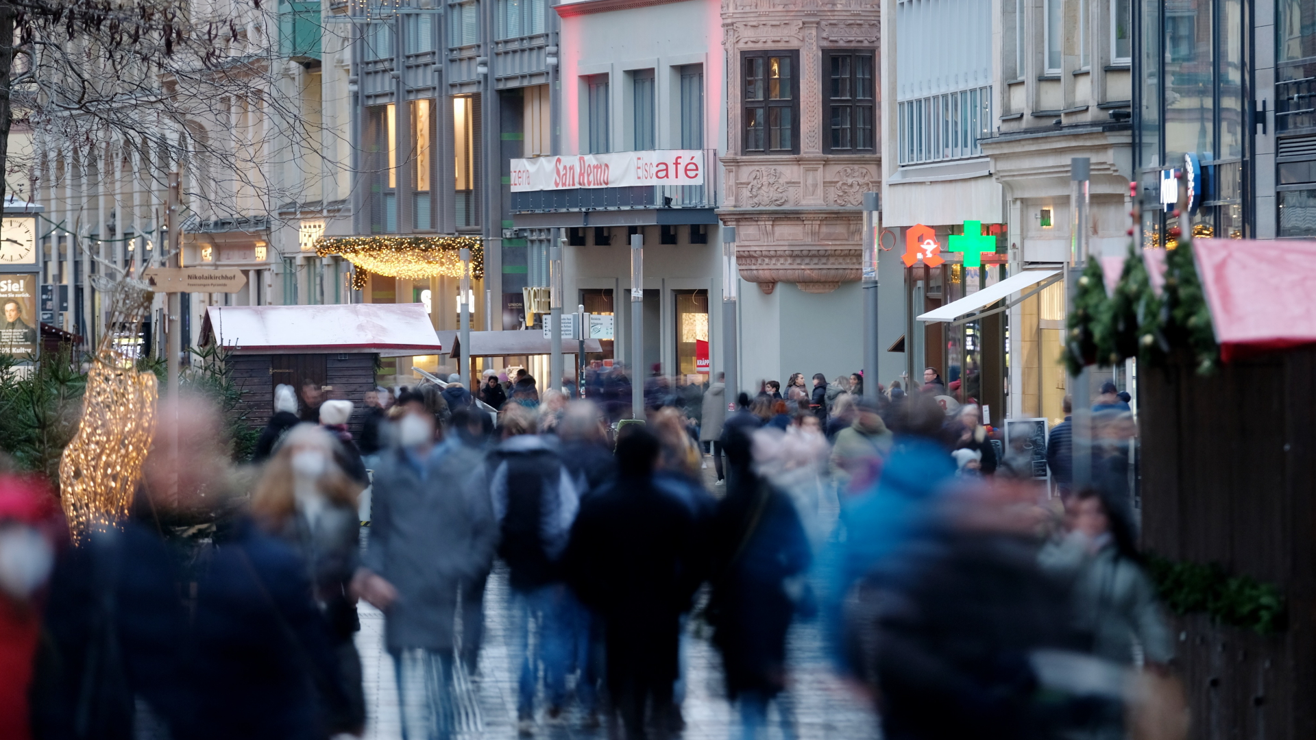 Menschen gehen durch die Leipziger Innenstadt. | dpa