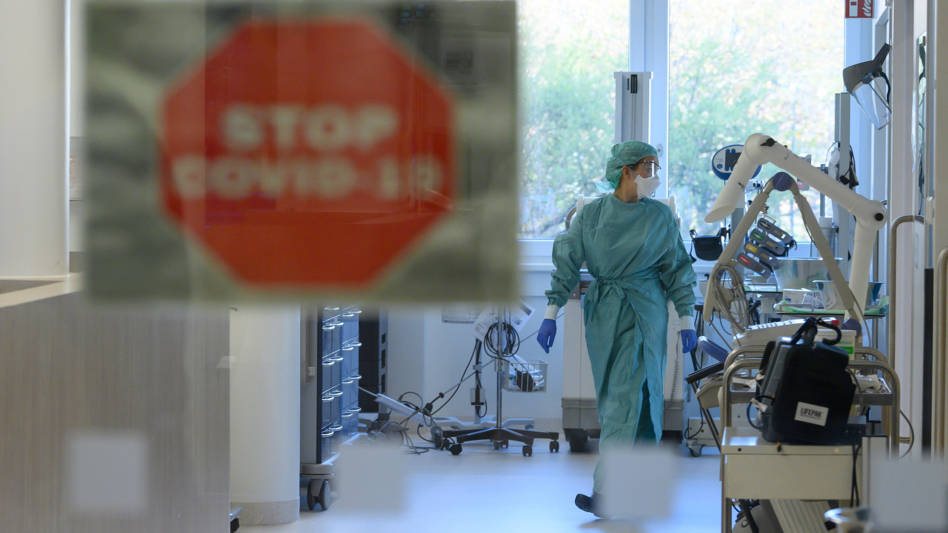 Eine Intensivpflegerin läuft in der Corona-Intensivstation des Universitätsklinikums Dresden. (Archivbild)
