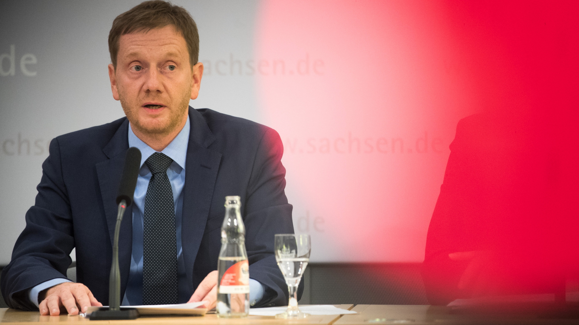 Sachsens Ministerpräsident Michael Kretschmer nimmt in Dresden zu den Ausschreitungen in Chemnitz Stellung. | dpa