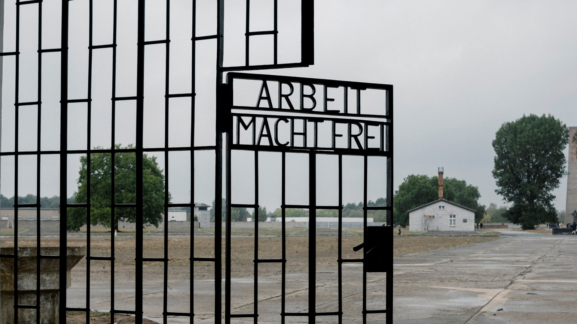 Das Eingangstor mit dem Schriftzug "Arbeit macht frei" im ehemaligen Konzentrationslager Sachsenhausen  | dpa